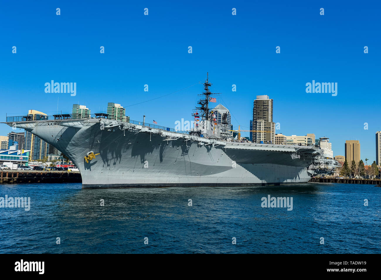 Stati Uniti, California, San Diego, skyline di San Diego con la USS Midway portaerei Foto Stock
