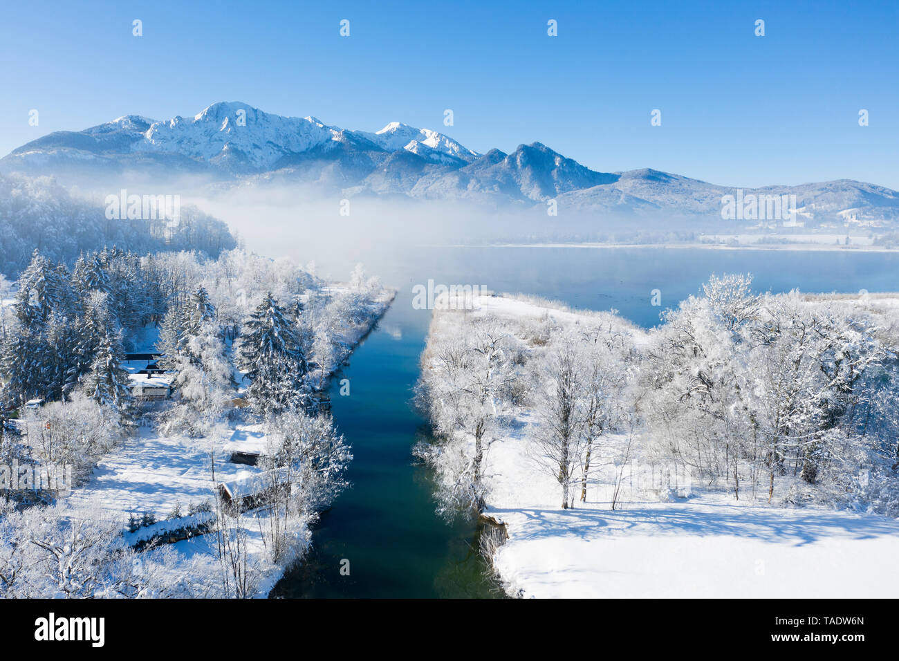 In Germania, in Baviera, Kochel, vista aerea del Lago di Kochel in inverno, Herzogstand e Heimgarten in background Foto Stock