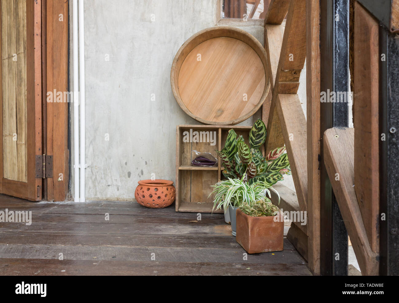Bacino e impianto sulla terrazza per Interior Design Room. Il componente di interior design room nel paese in stile loft. Puntelli per interior design room Foto Stock