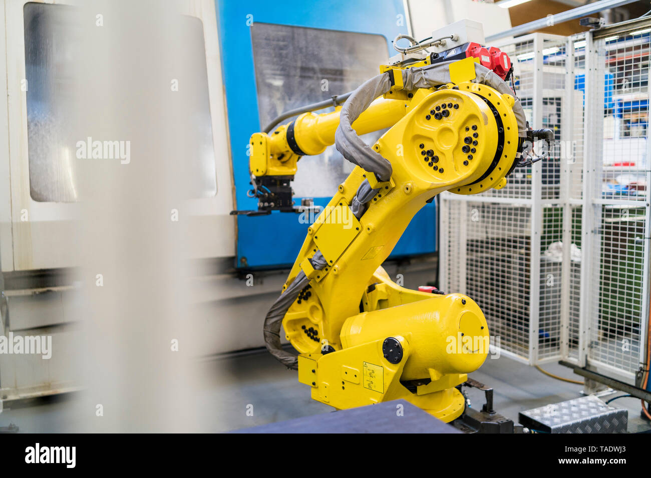 Robot industriale nel moderno stabilimento Foto Stock