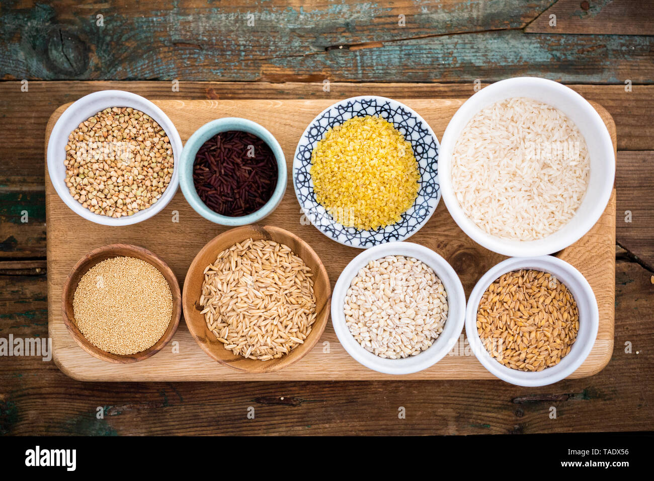 Il grano saraceno, riso rosso, Bulgur Riso, amaranto, avena, orzo e farro Foto Stock