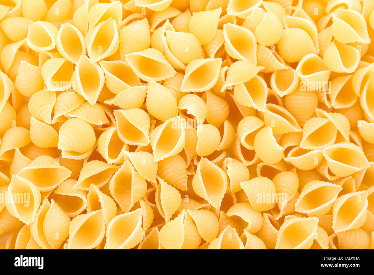 La pasta come sfondo, primo piano. Non cotti tutta la pasta di grano Foto Stock