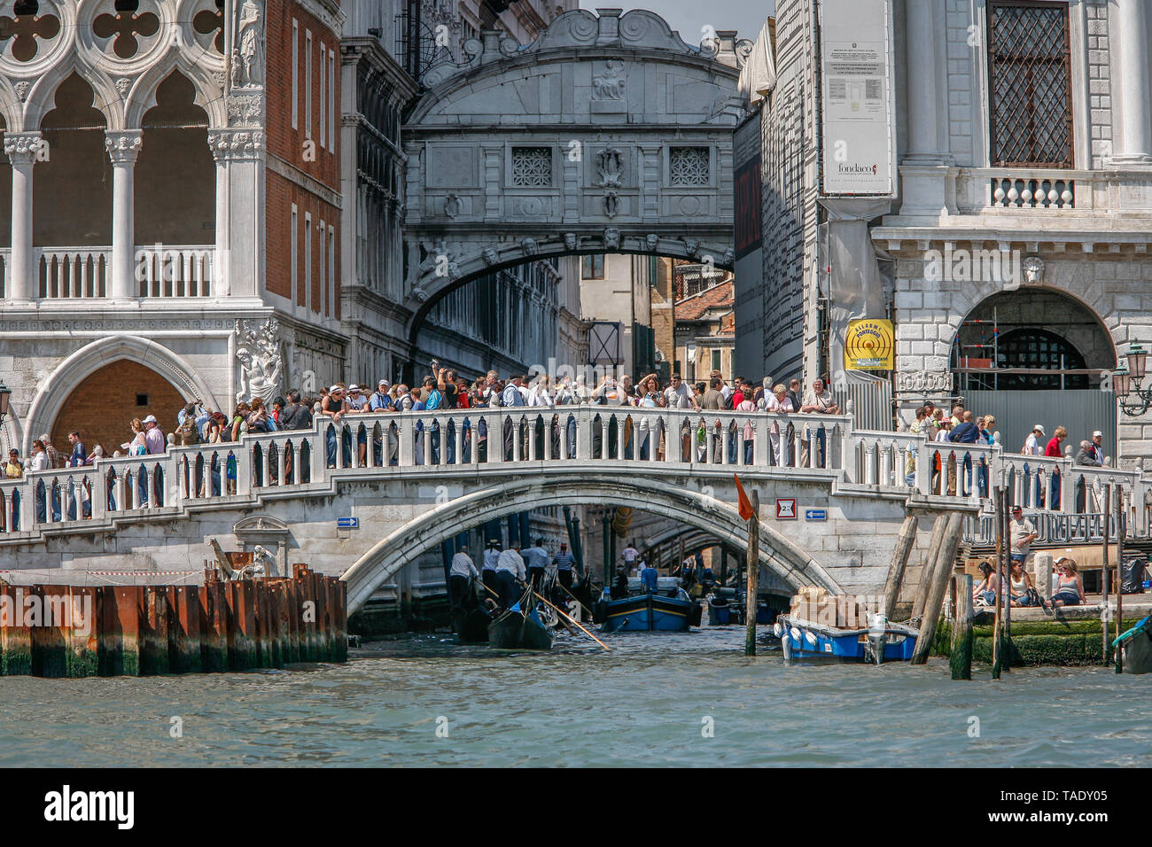 Italia : Venezia. La folla di turisti sul ponte della Paglia (ponte della Paglia) attraverso il Rio de la Canonica, collegando il sestieres di Castello e San Ma Foto Stock