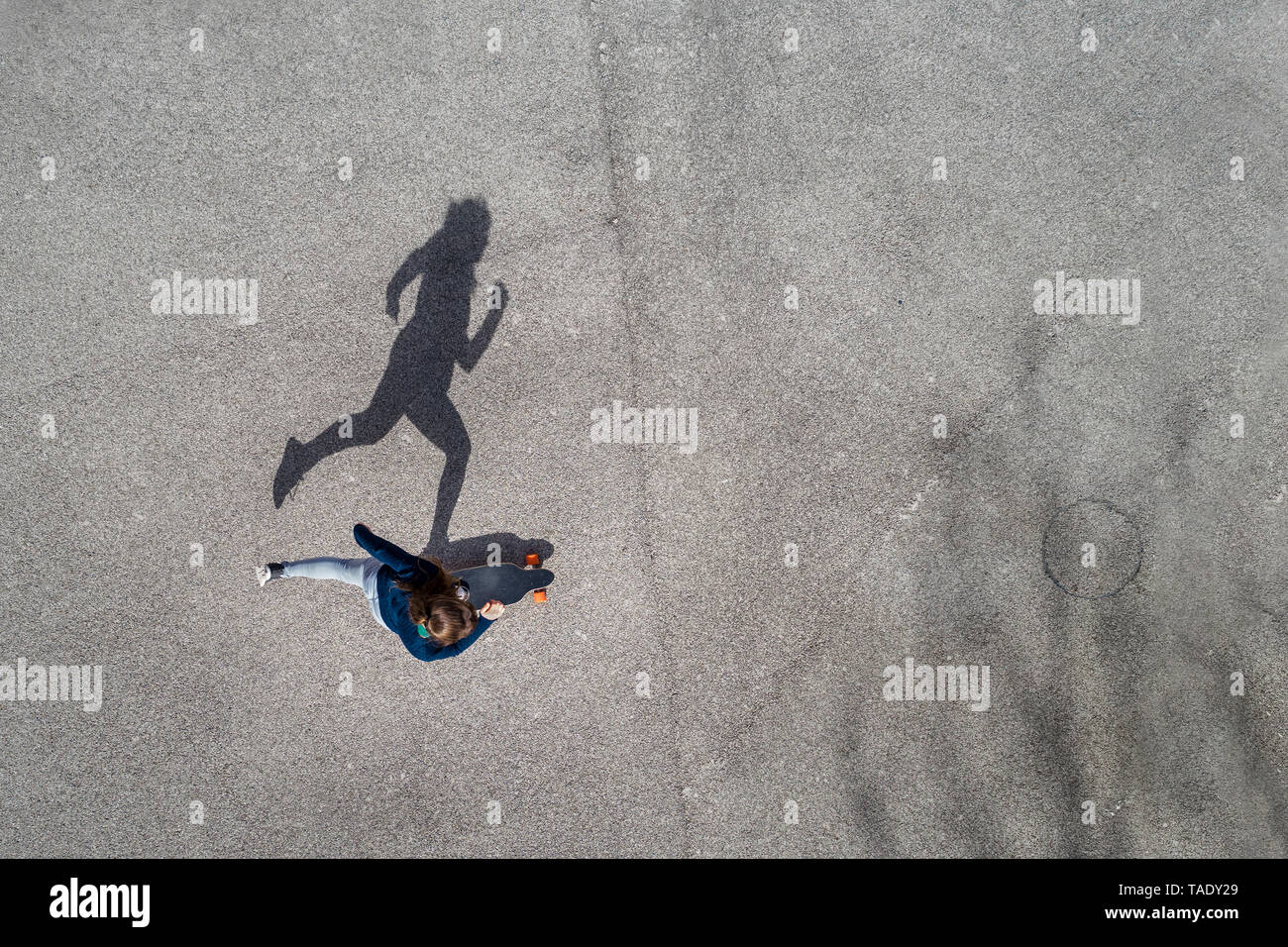 Donna surf, vista dall'alto Foto Stock