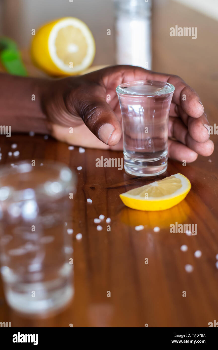 Rompere i bicchierini, sale e limone, barman, è tempo di sparatutto Foto Stock