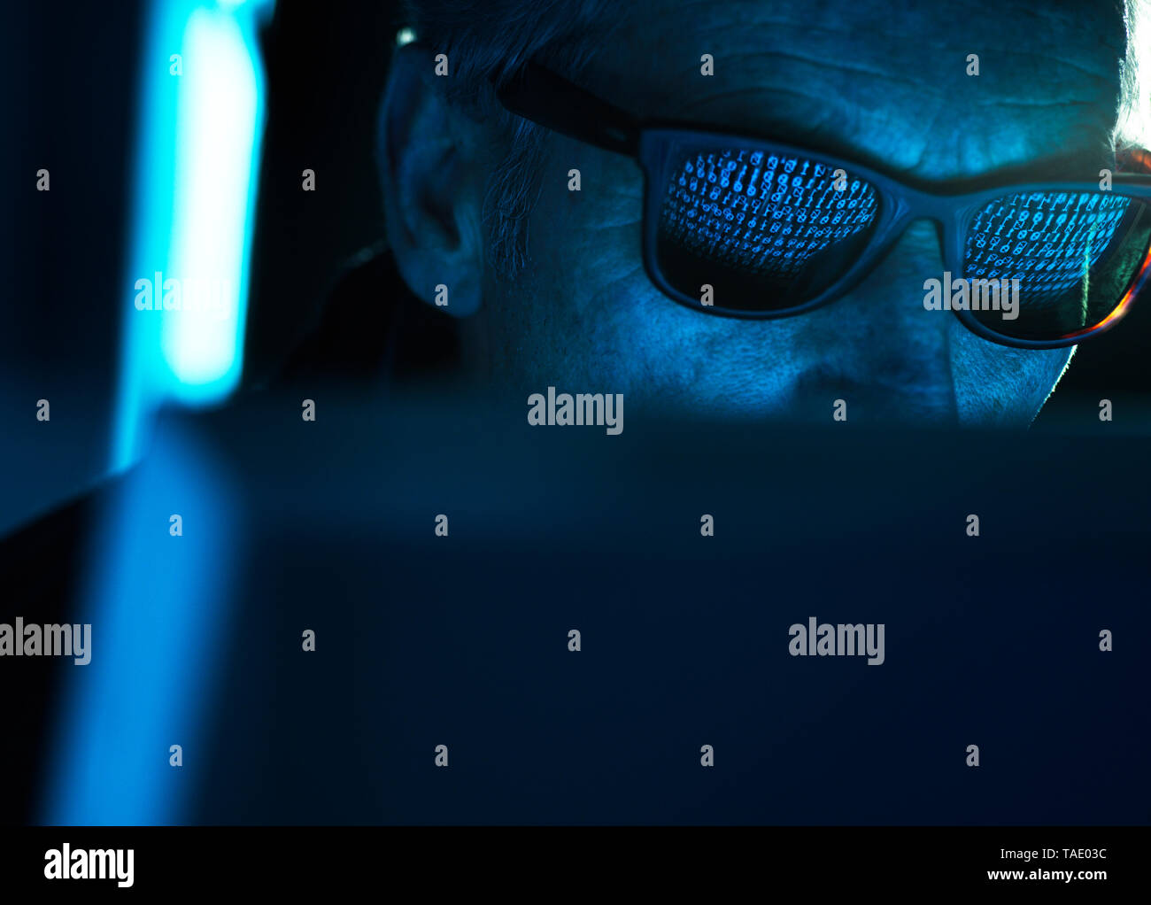 Cyber criminalità, riflesso negli occhiali di virus hacking un computer, close up di faccia Foto Stock