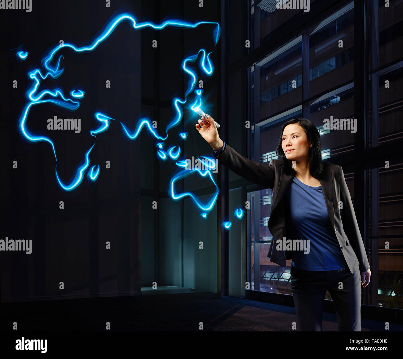 Imprenditrice di verniciatura di un worldmap con luce, puntando sul Giappone Foto Stock