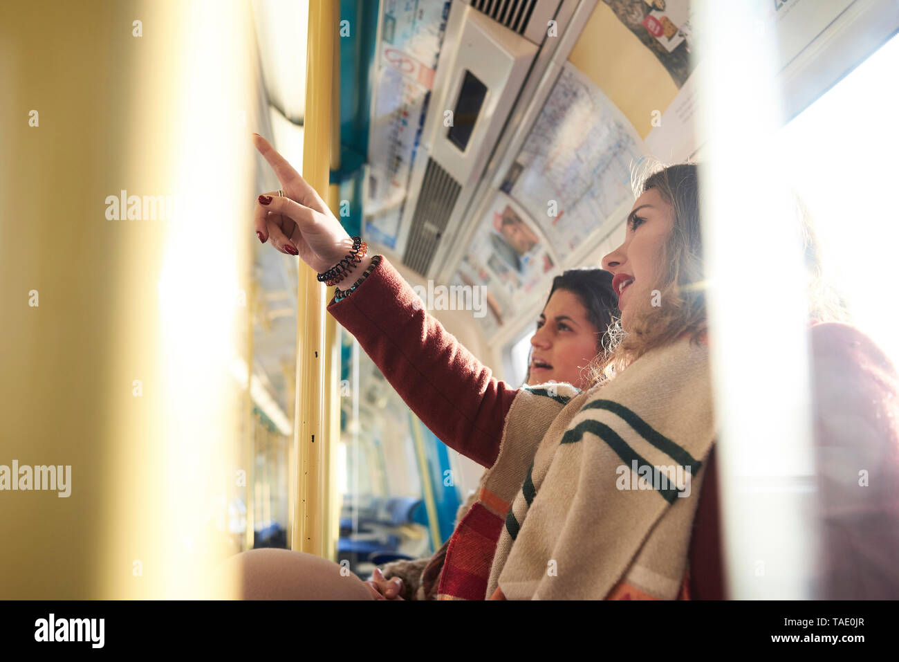 UK, Londra, due donne in treno sotterraneo il controllo del collegamento Foto Stock