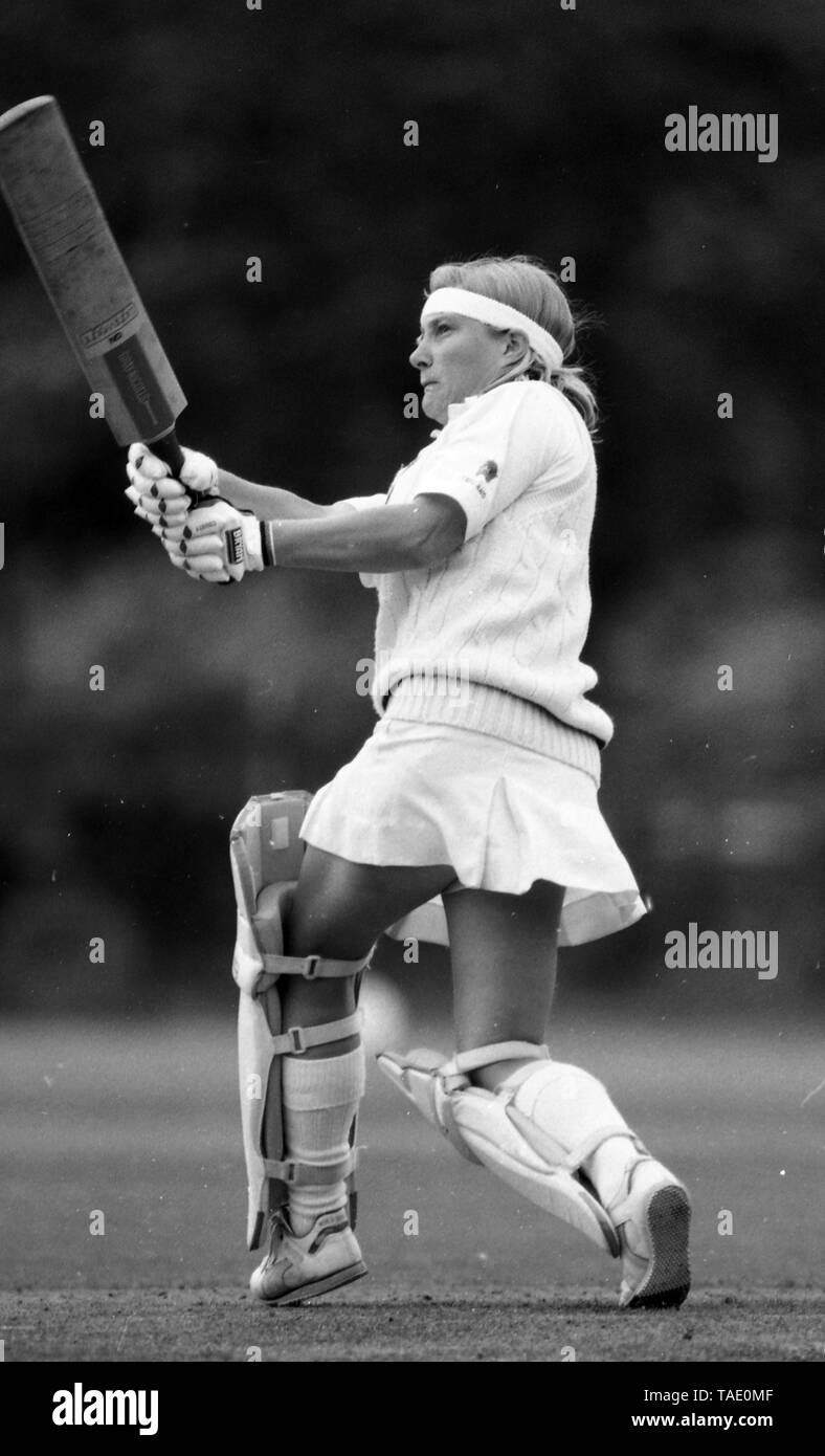 Il 20 luglio 1990 tra Inghilterra e Irlanda Womens Cricket Coppa europea corrispondono a Kirby Moxloe, Leicestershire. Le donne hanno svolto il cricket in gonne e skorts durante questi tempi. Foto di Tony Henshaw Foto Stock