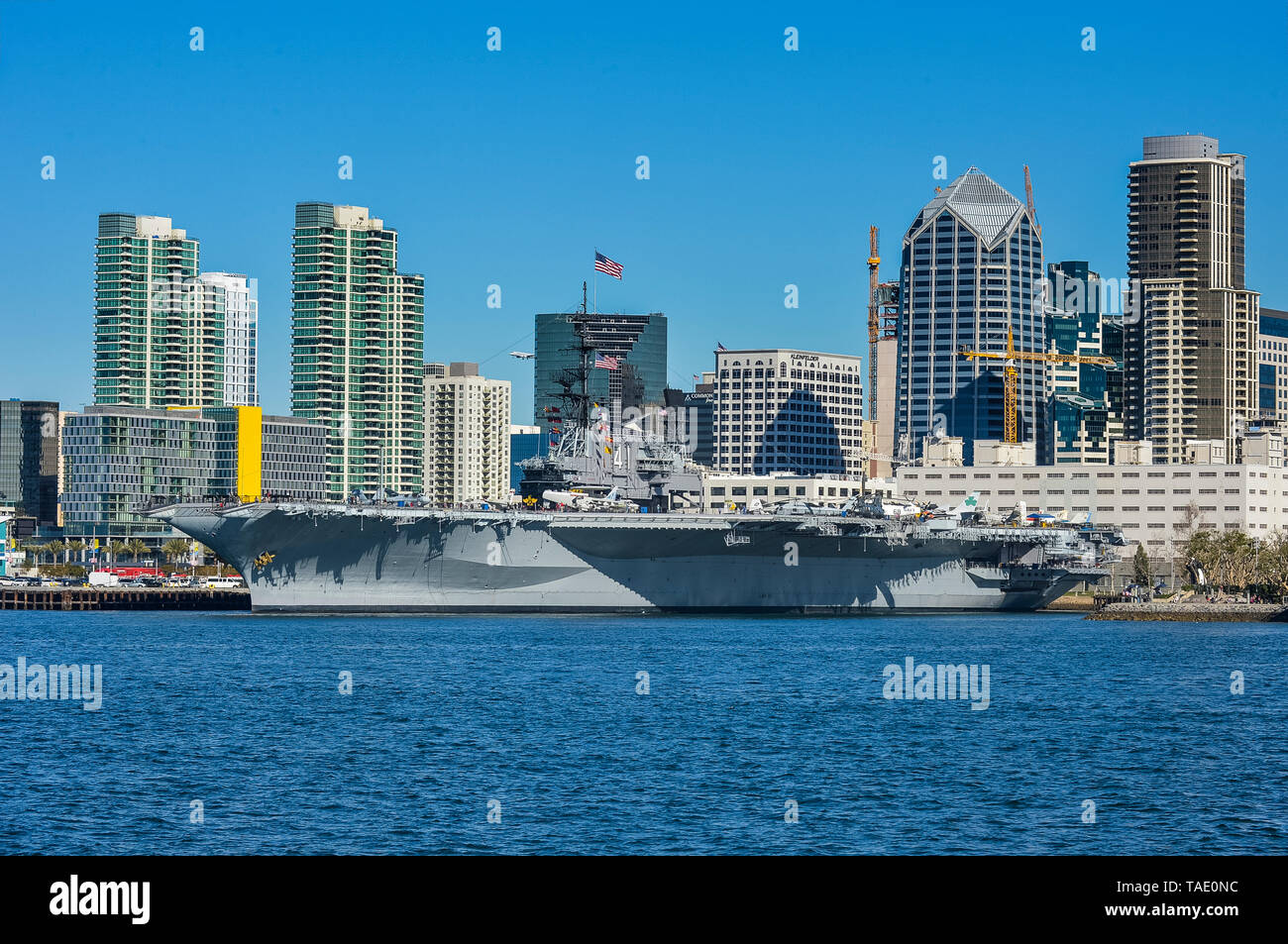 Stati Uniti, California, San Diego, skyline di San Diego con la USS Midway portaerei Foto Stock