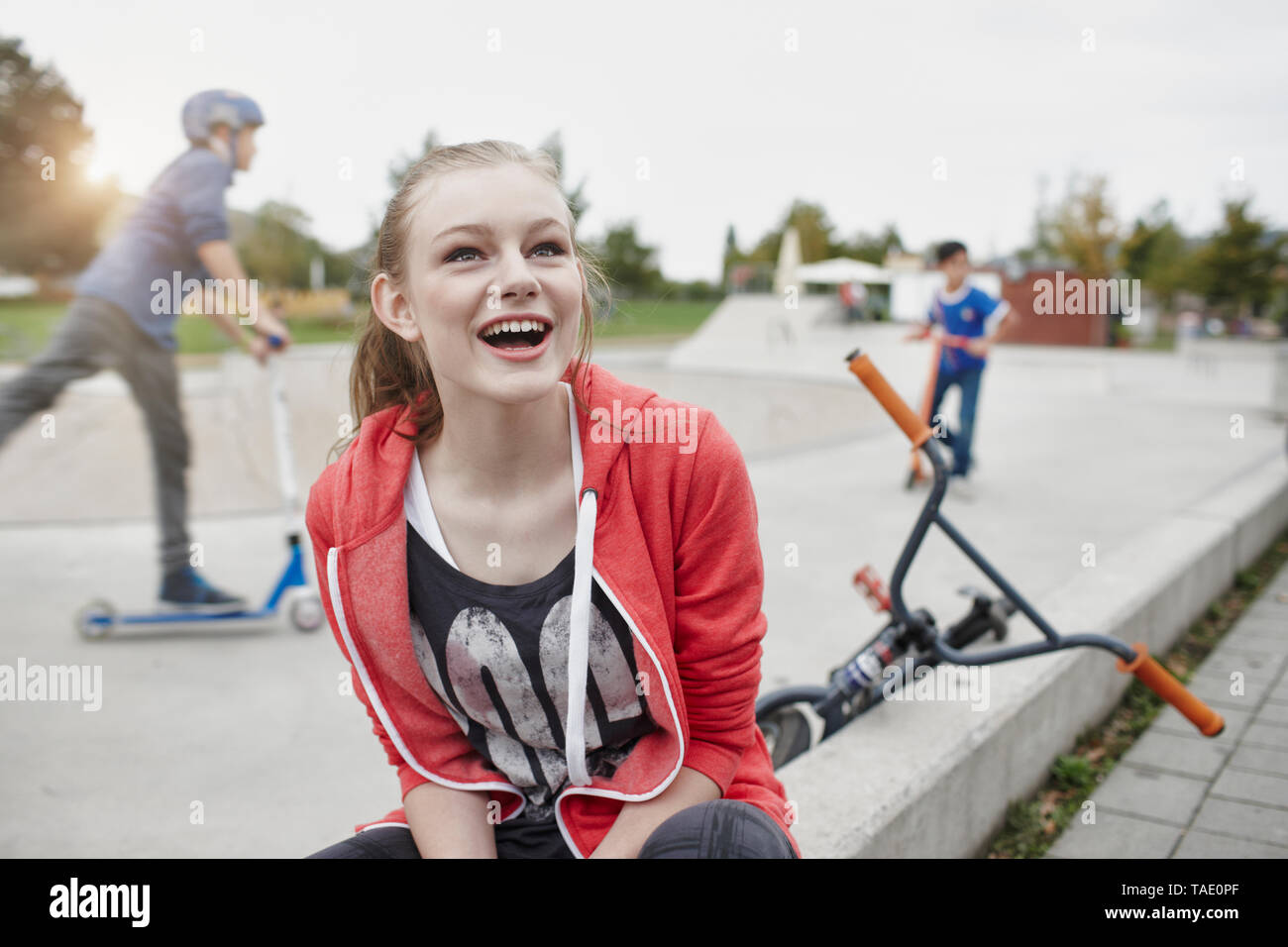 Ritratto di felice ragazza adolescente a skatepark Foto Stock