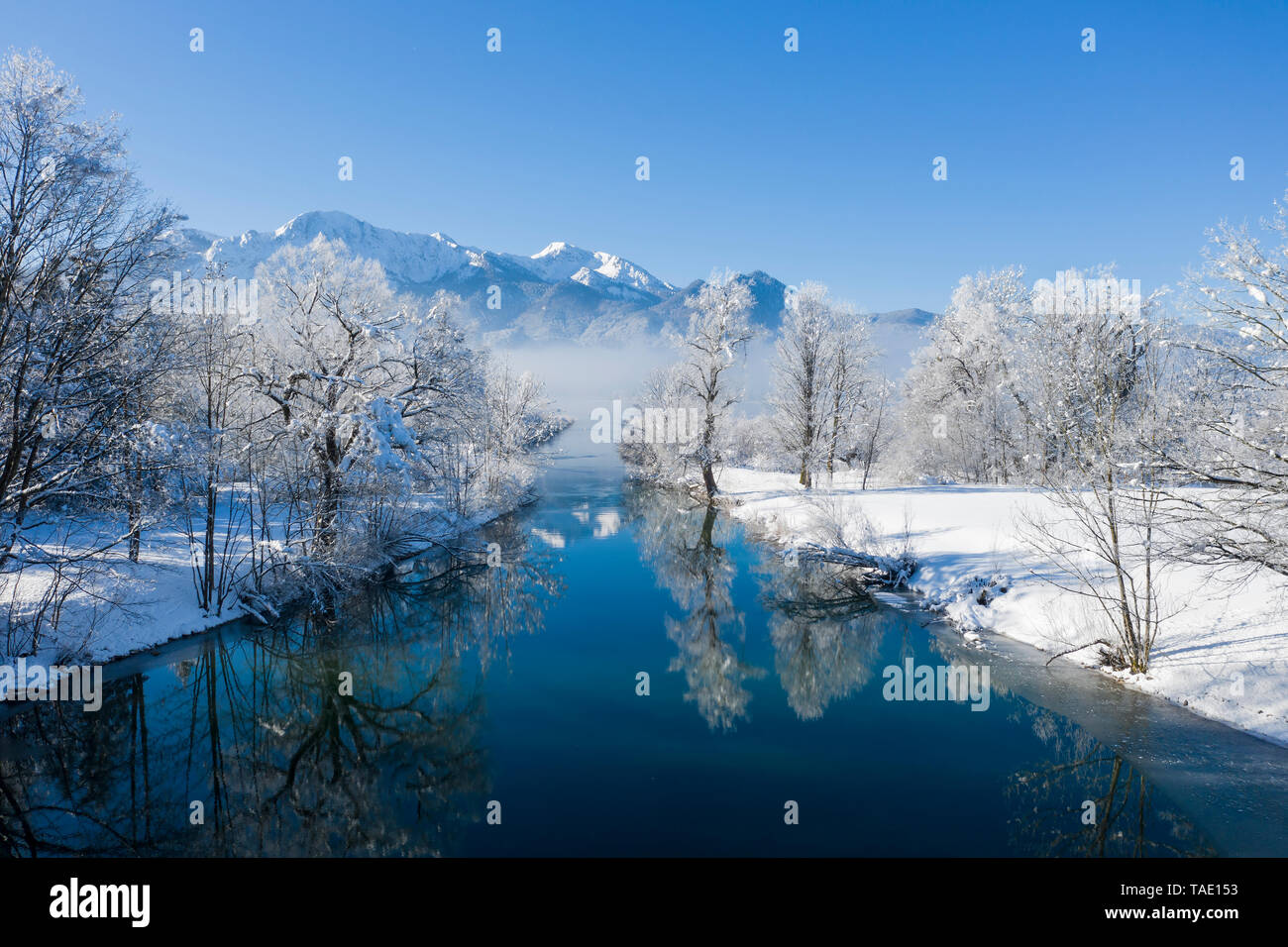 In Germania, in Baviera, Kochel, Lago Kochel con Loisach in inverno, in backgrund Herzogstand e Heimgarten Foto Stock