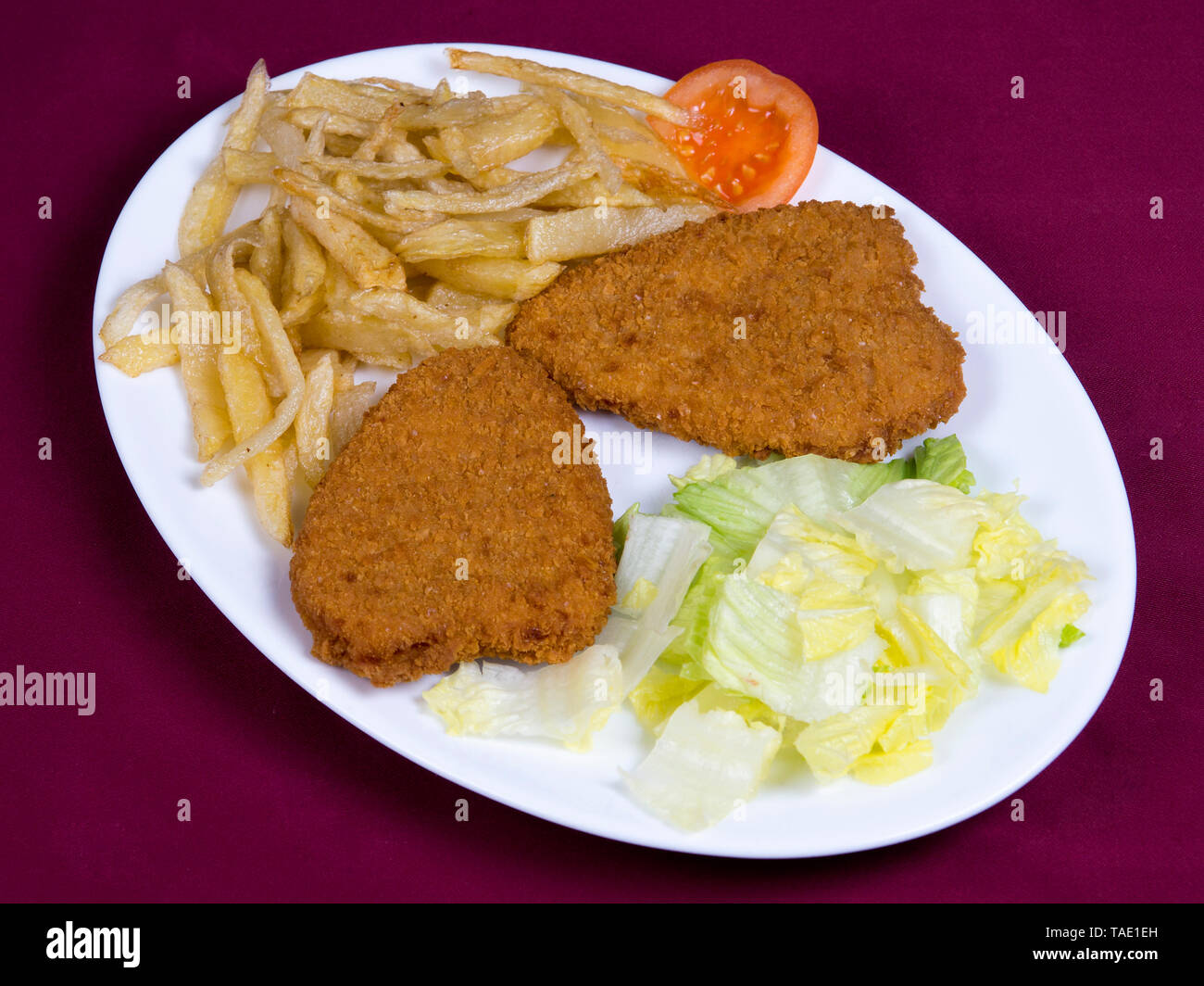 Panate filetti di pollo con patate Foto Stock