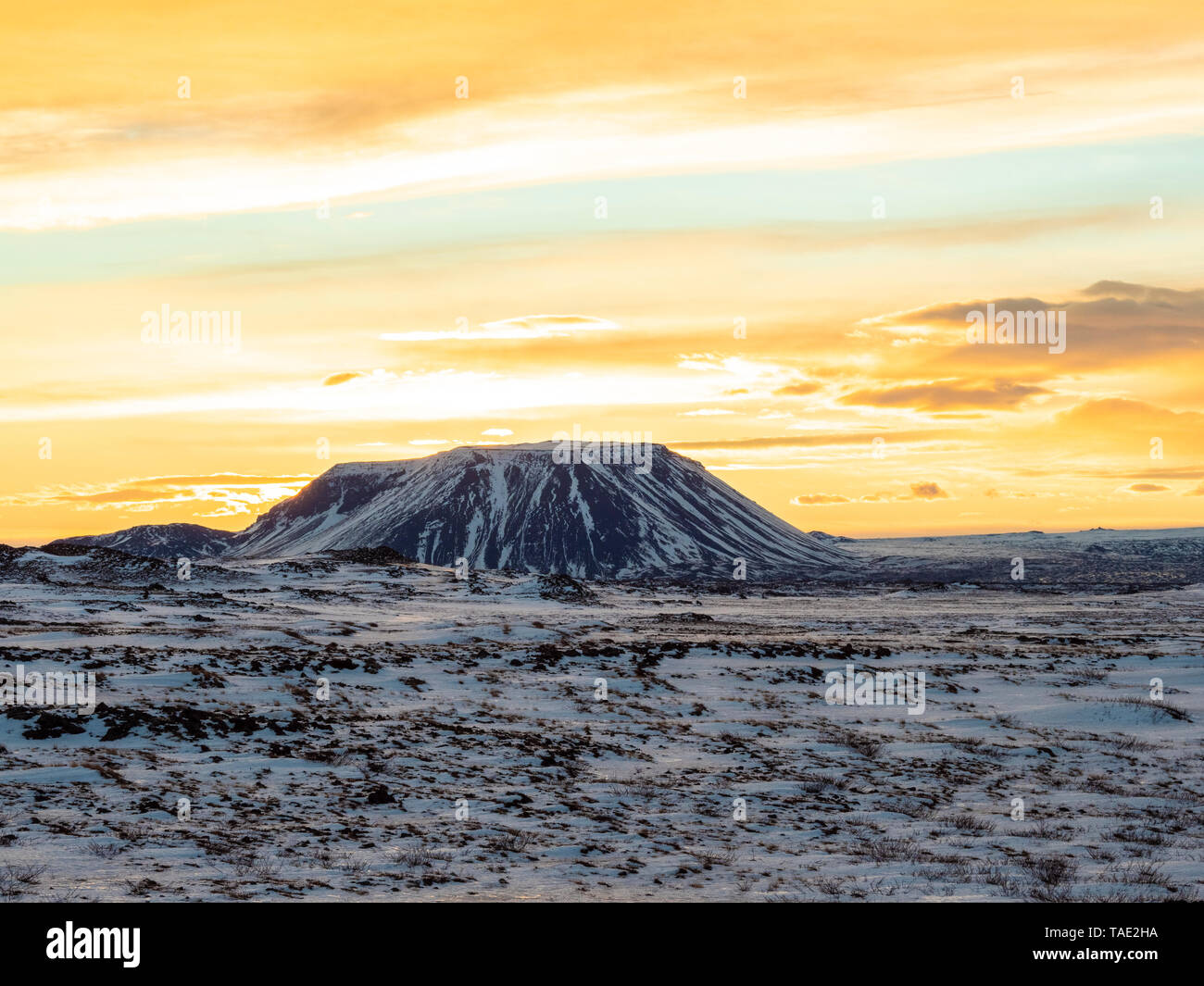 L'Islanda, il paesaggio innevato circostante il vulcano Krafla e montagna in inverno da sunrise Foto Stock