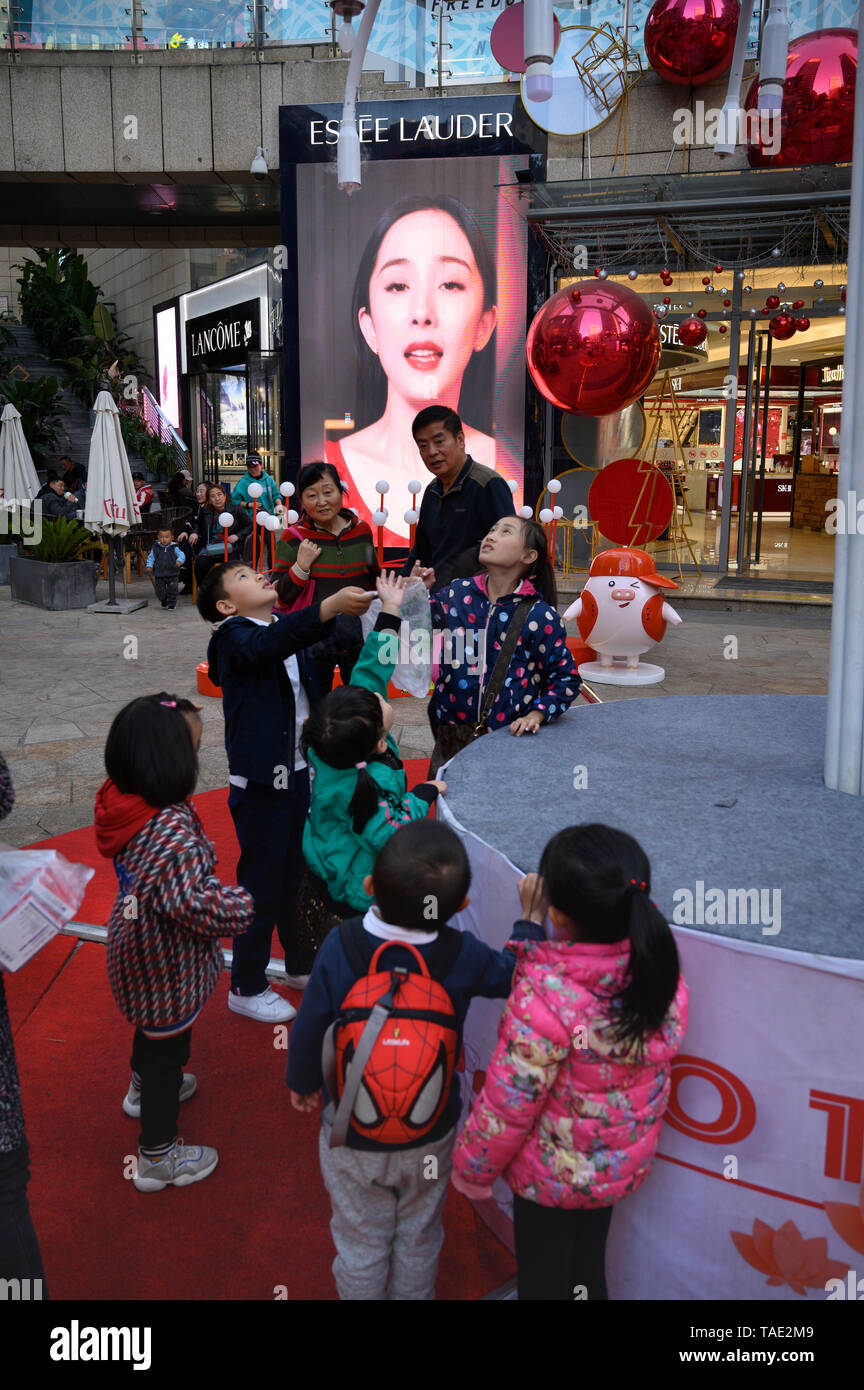 Bambini che giocano al centro commerciale di Kunming, Yunnan, Cina Foto Stock