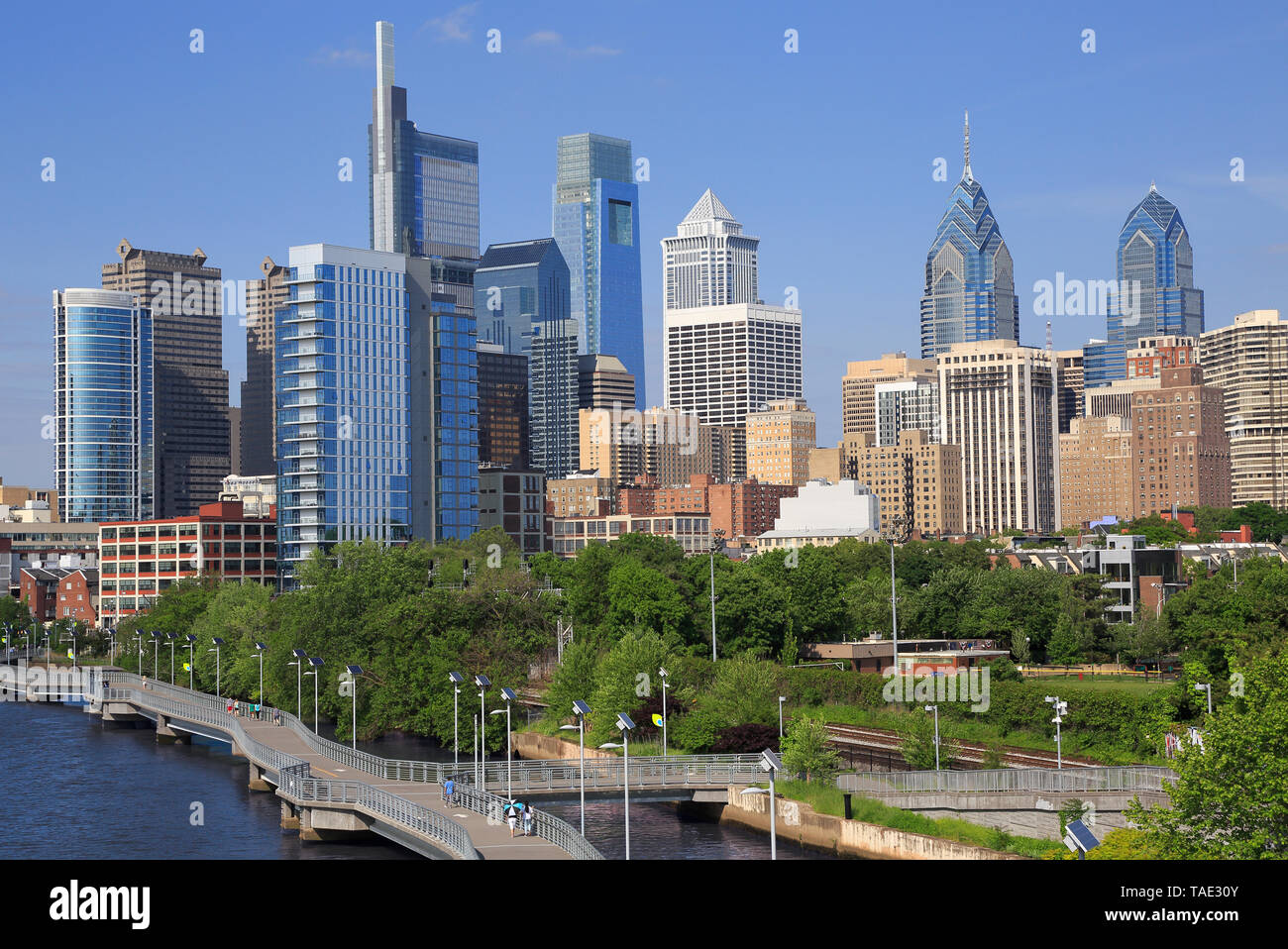 Lo skyline di Philadelphia con il fiume Schuylkill in primo piano, STATI UNITI D'AMERICA Foto Stock