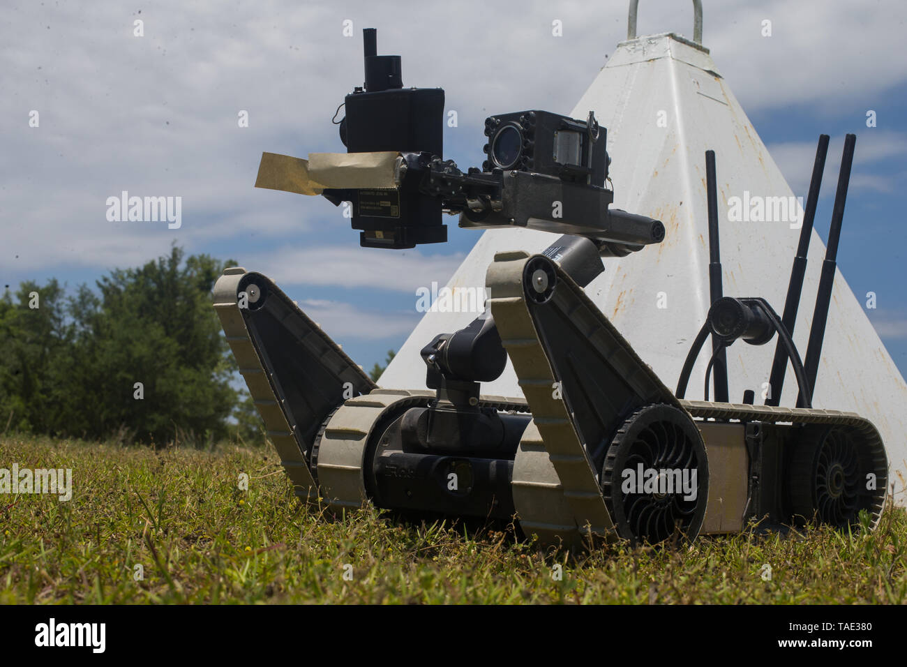 Una piccola massa senza equipaggio veicolo individua materiale esplosivo durante un esercizio di campo di Camp Lejeune, Carolina del Nord, 22 maggio 2019. Marines e marinai sono stati valutati durante un addestramento realistico lo scenario da EOD Azienda su uno spettro completo di EOD operazioni. (U.S. Marine Corps foto di Cpl. Damion Hatch Jr.) Foto Stock