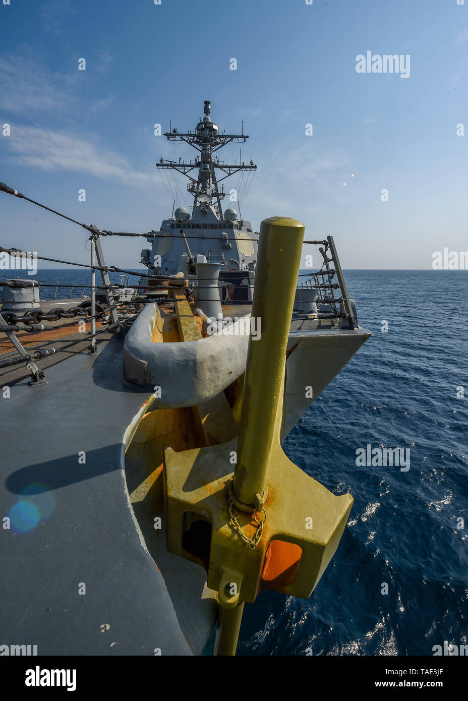 190522-N-SS350-0013 Golfo di Oman (22 maggio 2019) Il Arleigh Burke-class guidato-missile destroyer USS Bainbridge (DDG 96) vapori attraverso il Golfo di Oman. Bainbridge è distribuito negli Stati Uniti Flotta di 5 aree di attività a sostegno di operazioni navali per garantire stabilità marittimo e la sicurezza nella regione centrale, collegando i paesi del Mediterraneo e del Pacifico attraverso l'Oceano Indiano occidentale e tre strategici punti di strozzatura. (U.S. Foto di Marina di Massa Specialista comunicazione marinaio Jason Waite/rilasciato) Foto Stock