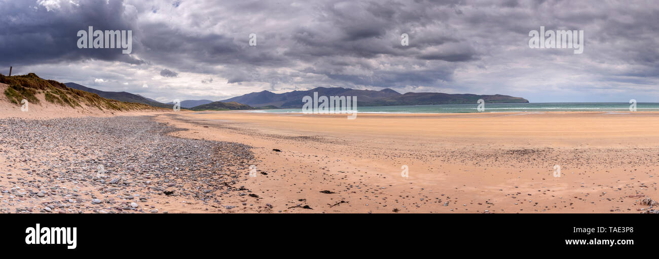 Vista panoramica su Stradbally Strand, Dingle, nella contea di Kerry, Irlanda. Parte del selvaggio modo atlantico Foto Stock