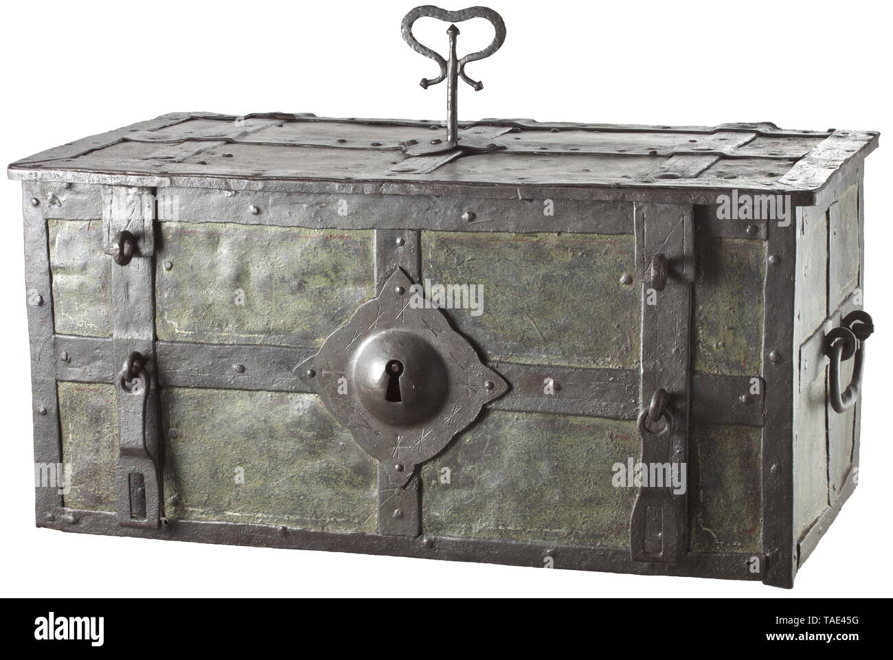 Una guerra tedesca torace, circa 1600 foglio rettangolare corpo di ferro con ferro cinghia accessori. Nella parte anteriore fake keyhole con bocchetta a cupola, due cerniere per lucchetti. Due mobili maniglie laterali. Coperchio incernierato, il buco della serratura centrale con coperchio basculante. Meccanismo di bloccaggio con nove fermi, ciondolo con intatta ward e sostituito gambo cavo chiave. Coperchio di bloccaggio realizzato in diagonale le cinghie rivettato decorata con scanalature. Dimensioni 39 x 79 x 42 cm. storica, storica del XVII secolo, Additional-Rights-Clearance-Info-Not-Available Foto Stock