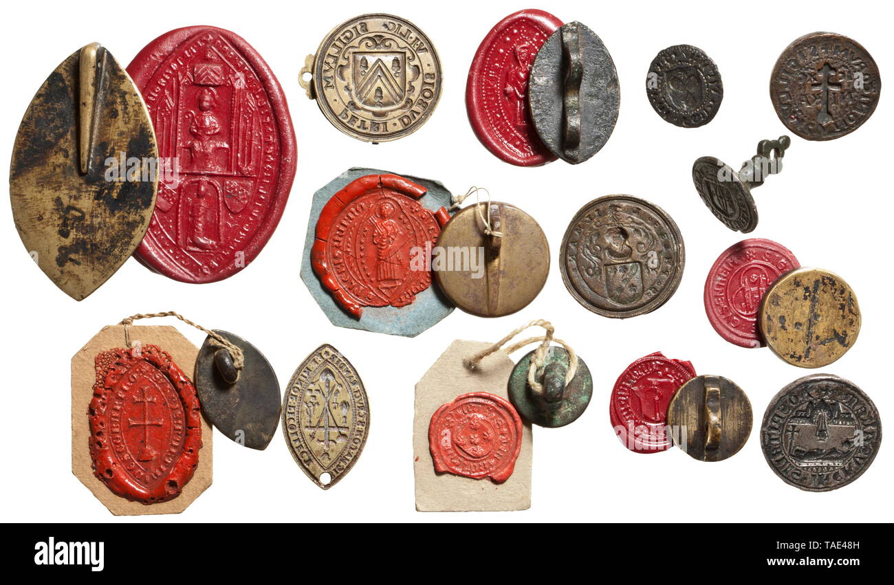 Una collezione di guarnizioni accademico del XIX secolo una vasta collezione di guarnizioni di tenuta dal XIV al XVII secolo dalla Germania, Francia e Spagna, tra gli altri. 77 pezzi, di cui quattordici sono originali di ottone o bronzo o ferro, altri 63 sono di alta qualità le copie in bronzo del XIX secolo. Sigilla principalmente utilizzati per fini religiosi, ma anche numerosi privati e alcune città le guarnizioni. Ogni copia viene fornito con una guarnizione di tenuta nota editoriale di red-gesso colorato. Dimensioni delle matrici da 2 a 8 cm. Gruppo interessante di grande significato storico. storica, storica, handicraf, Additional-Rights-Clearance-Info-Not-Available Foto Stock