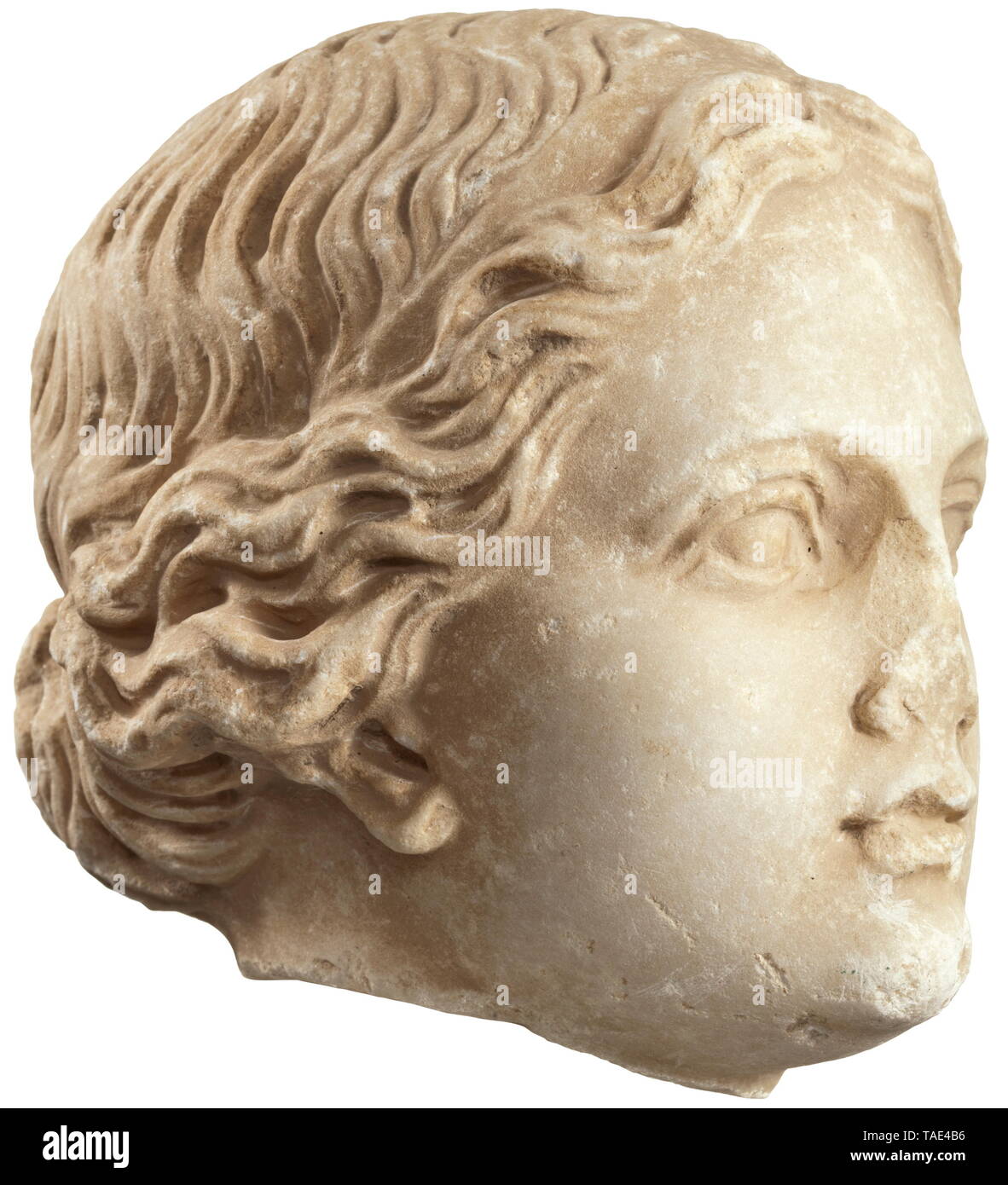 Un inizio di età ellenistica testa femminile - una bella copia del XIX secolo modellata dopo modelli greci testa femminile con capelli ondulati (Afrodite?) che viene fissato direttamente sopra la fronte da un nastro sottile, legato a un nodo sul retro della testa e coperta in corrispondenza dei due lati dai capelli intrecciati. Contorni nitidi della glabella (il ponte tra il naso e le arcate orbitali). Finemente volto modellato, la punta del naso rotto. L'interpretazione dell'archetto e archi orbitale non tipico per la Grecia antica, le arcate orbitali indicano che la scultura a han, Additional-Rights-Clearance-Info-Not-Available Foto Stock