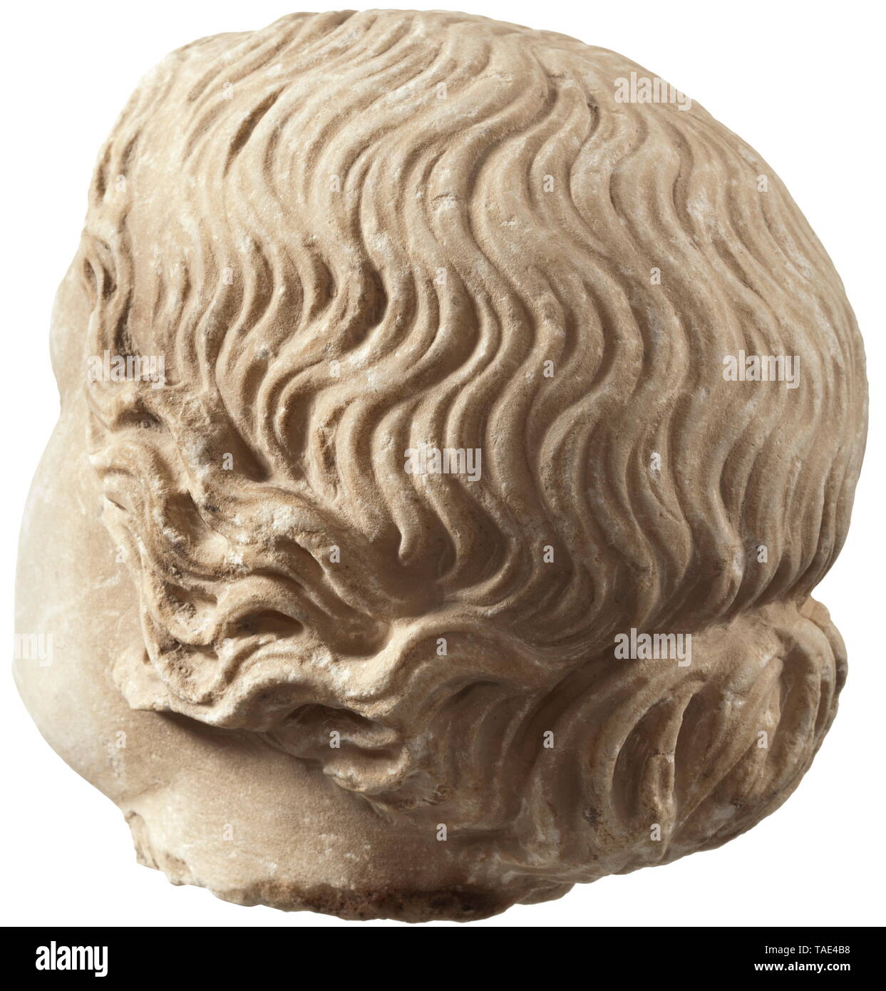 Un inizio di età ellenistica testa femminile - una bella copia del XIX secolo modellata dopo modelli greci testa femminile con capelli ondulati (Afrodite?) che viene fissato direttamente sopra la fronte da un nastro sottile, legato a un nodo sul retro della testa e coperta in corrispondenza dei due lati dai capelli intrecciati. Contorni nitidi della glabella (il ponte tra il naso e le arcate orbitali). Finemente volto modellato, la punta del naso rotto. L'interpretazione dell'archetto e archi orbitale non tipico per la Grecia antica, le arcate orbitali indicano che la scultura a han, Additional-Rights-Clearance-Info-Not-Available Foto Stock