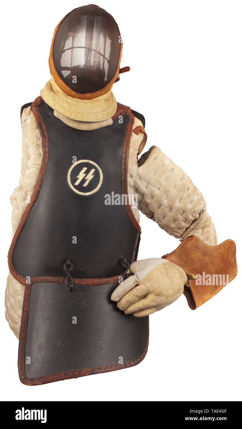 Un corredo di scherma da 'SS Accademia di scherma Bernau' casco protettivo di filo di ferro, cuoio e pelle imbottita, all'interno stampigliato "S-Fechtschule Bernau'. Protezione del corpo del laccato nero piastra di ferro, il lato anteriore con simboli runici e sospeso un laccato nero piastra di ferro come un protettore del ventre. Rinforzo in cuoio e la reggiatura, imbottito camicia di lino, l'interno allo stesso modo stampigliato "S-Fechtschule Bernau' e '2', il braccio della difesa imbottita completamente sul lato sinistro. Il corredo mostra un chiaro collegamento con la sfera di scherma accademico tradizioni. Su suggerimento di Heydrich, fr, Editorial-Use-solo Foto Stock
