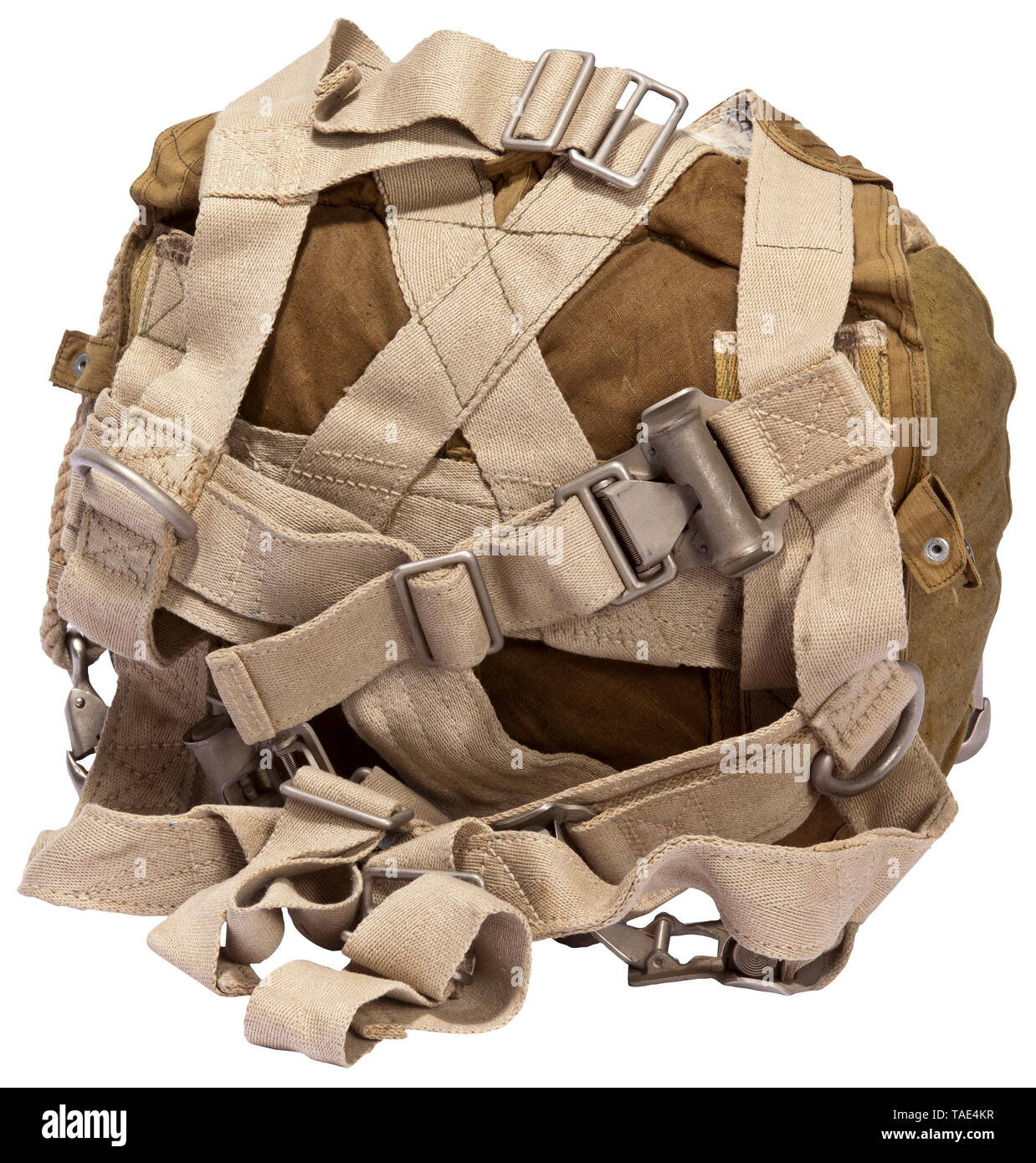 Un salto paracadute per paracadutisti RZ 20 completo di reggiatura, paracadute carta di identità e che trasportano il sacco originale, paracadute impaccato in un'oliva colorato di sacco di imballaggio, così la completezza e la condizione non verificabili. Etichetta cucita 'Gerät: Sprungfallschirm für Fallschirmtruppen, Bauart: Schroeder & Co, Gerätnr: 10-43 B-1, Anforderzeichen: FL 30272, Hersteller: K. Peterhänsel Köppelsdorf, ... 29.6.1942...'. Cablaggio luce di lino con matching-numerati cucito tag e quattro blocchi. Insieme con il corrispondente-numerati parachute carta d'identità. Sacca di trasporto inclusa. storico, il suo, Editorial-Use-solo Foto Stock