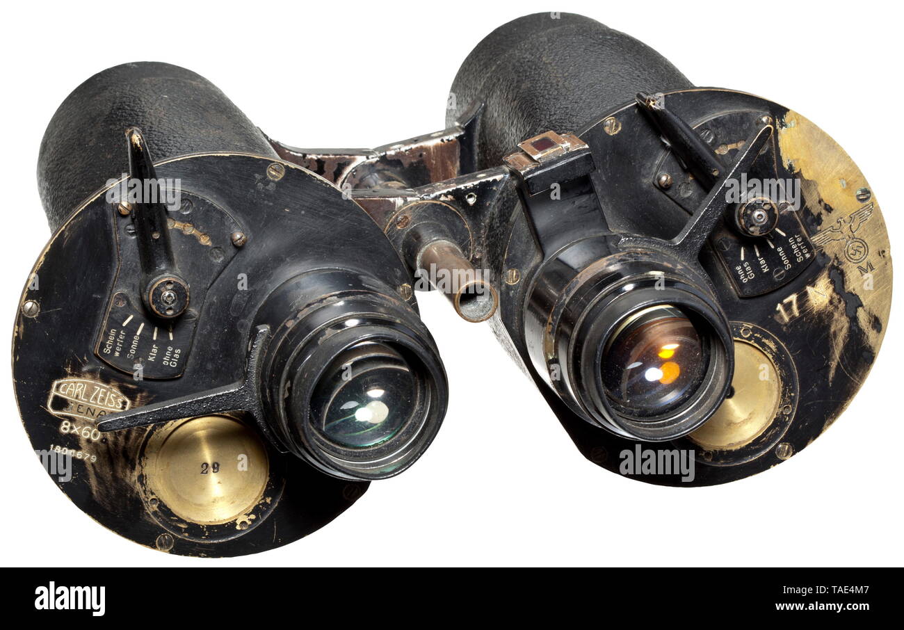 Obiettivo Carl Zeiss binocolo DF 8 x 60, 'Deck montata' ampio angolo di binocolo di la Kriegsmarine ottico con prestazioni di picco, principalmente utilizzato per l'osservazione notturna a bordo di sottomarini. Verniciato di colore nero con una imitazione parziale copertura in pelle, applicate i dischi in ottone con funzionalità integrate di filtro di vetro "ohne Glas - Klar - Sonne - Scheinwerfer' modificabile tramite una leva esterna, contrassegnato con tra gli altri un numero di matricola inciso '1894679', 'T' (=rivestimento trasparente), navale accettazione e 'N 17'. Extensible parasole, scanalatura a coda di rondine con colore ambrato filtro in vetro per aggiunta opzionale illuminatio, Editorial-Use-solo Foto Stock