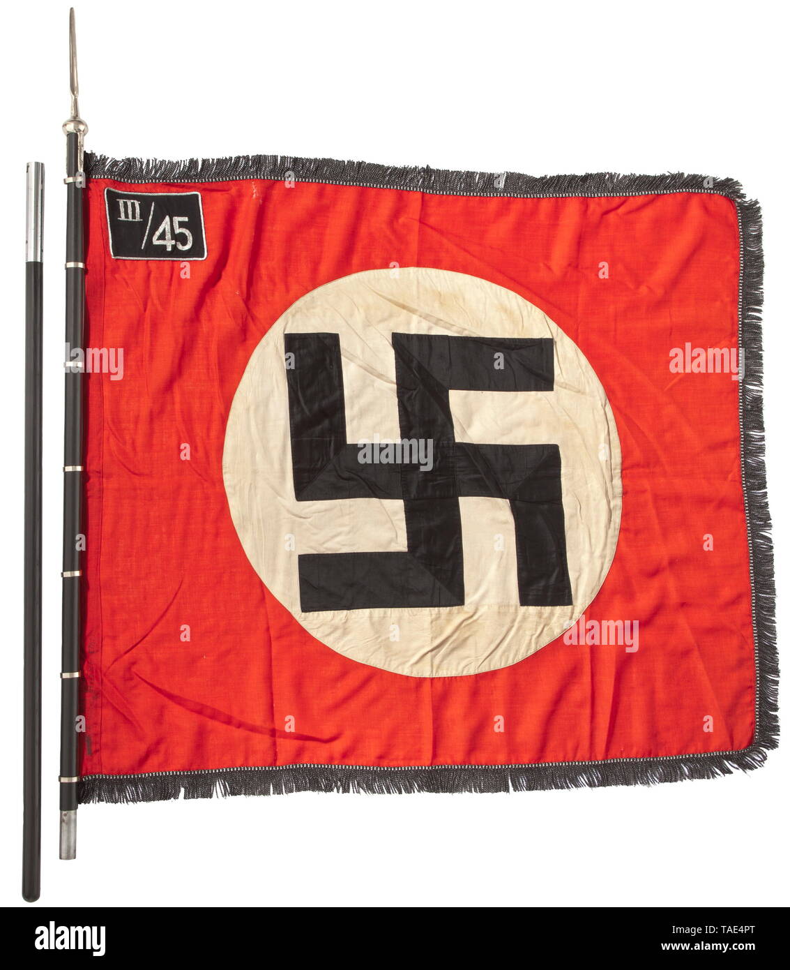Un SS Sturm bandiera di III./45 in Rosenberg/Alta Slesia completo con la pole ed il terminale per tenda bandiera rossa con panno nero-argento fringe su tre lati, su entrambi i lati con un cucito in disco bianco e una svastica inclinata con superfici nere rifilato in corda di argento. Ricamato in argento 'III/45" per il 3° Sturmbann (Rosenberg O.S) del 45th SS Standarte piede (Neisse O.S.). Sette direttamente cuciti su nichelato anelli standard. La timbratura di alimentazione, piccole imperfezioni. Dimensioni ca. 120 x 145 cm. Due pezzi di legno nero Flagstaff. Placcato nichel Terminale per tenda sotto forma di una punta di lancia, punzonati 'RZM M3/39/40, Editorial-Use-solo Foto Stock