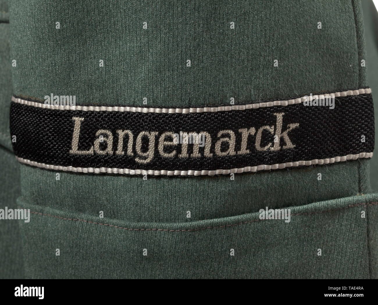 Una tunica di campo per un SS-Untersturmführer di fanteria in 27 volontari SS Grenadier divisione "Langemarck' (fiammingo n. 1) il vecchio stile tunica nel campo di gabardine grigio con verde scuro e collare, bracciali simulato e pulsanti d'argento. Marrone camicia di cotone con cinghia di trasporto di boccole, un foro della cintura così come un'apertura per il braccio laterale. Slip-on spalla opaca per le schede con rivestimento nero e bianco ramo di servizio colore. Bracciale nero titolo in flatwire-come problema con tessuto cellon 'Langemarck' in latino stampatello, grigio-argento bordi. Il 'Langemarck" Divisione è stato istituito nel mese di ottobre 1944 dalla SS, Editorial-Use-solo Foto Stock