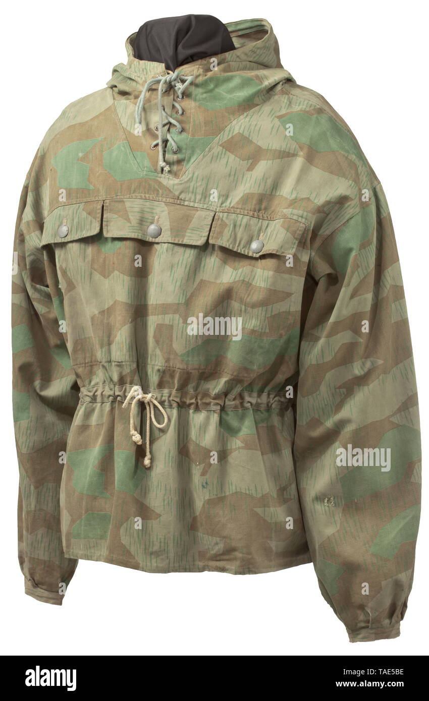 Un camuffamento pullover jacket per le truppe di montagna nello stesso taglio come la giacca a vento storica, storica, esercito, eserciti, forze armate, militare, militaria, oggetto, oggetti, alambicchi, clipping, clippings, tagliate, cut-out, ritagli del xx secolo, Editorial-Use-solo Foto Stock