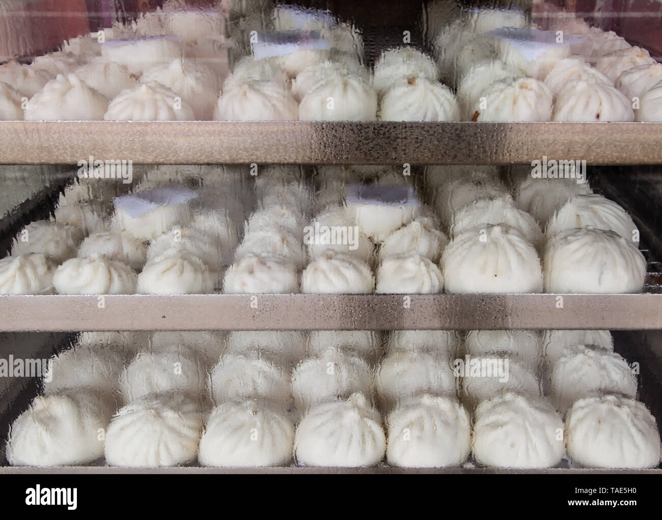 Chinese bun a vapore nel display di cibo al cibo in stallo Foto Stock
