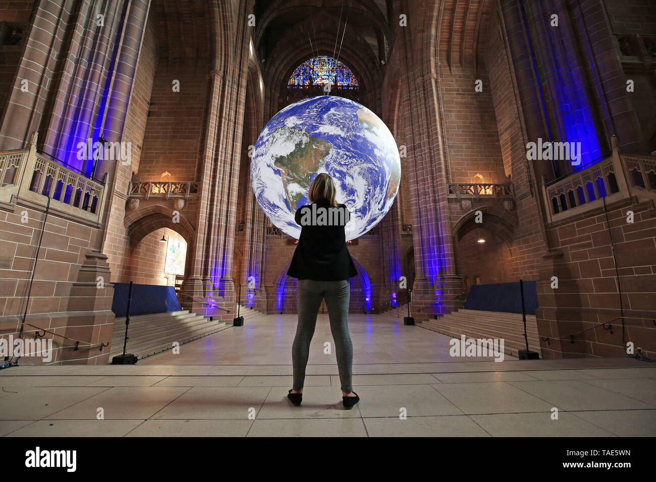 Gaia, una 23ft replica del pianeta terra si blocca sul display interno la Cattedrale di Liverpool davanti alla città di Fiume festival. La grande installazione, creato dall'artista britannico Luke Jerram, caratteristiche dettagliate e accurate immagini dalla NASA ed è in mostra per la prima volta in tutto il mondo. Foto Stock