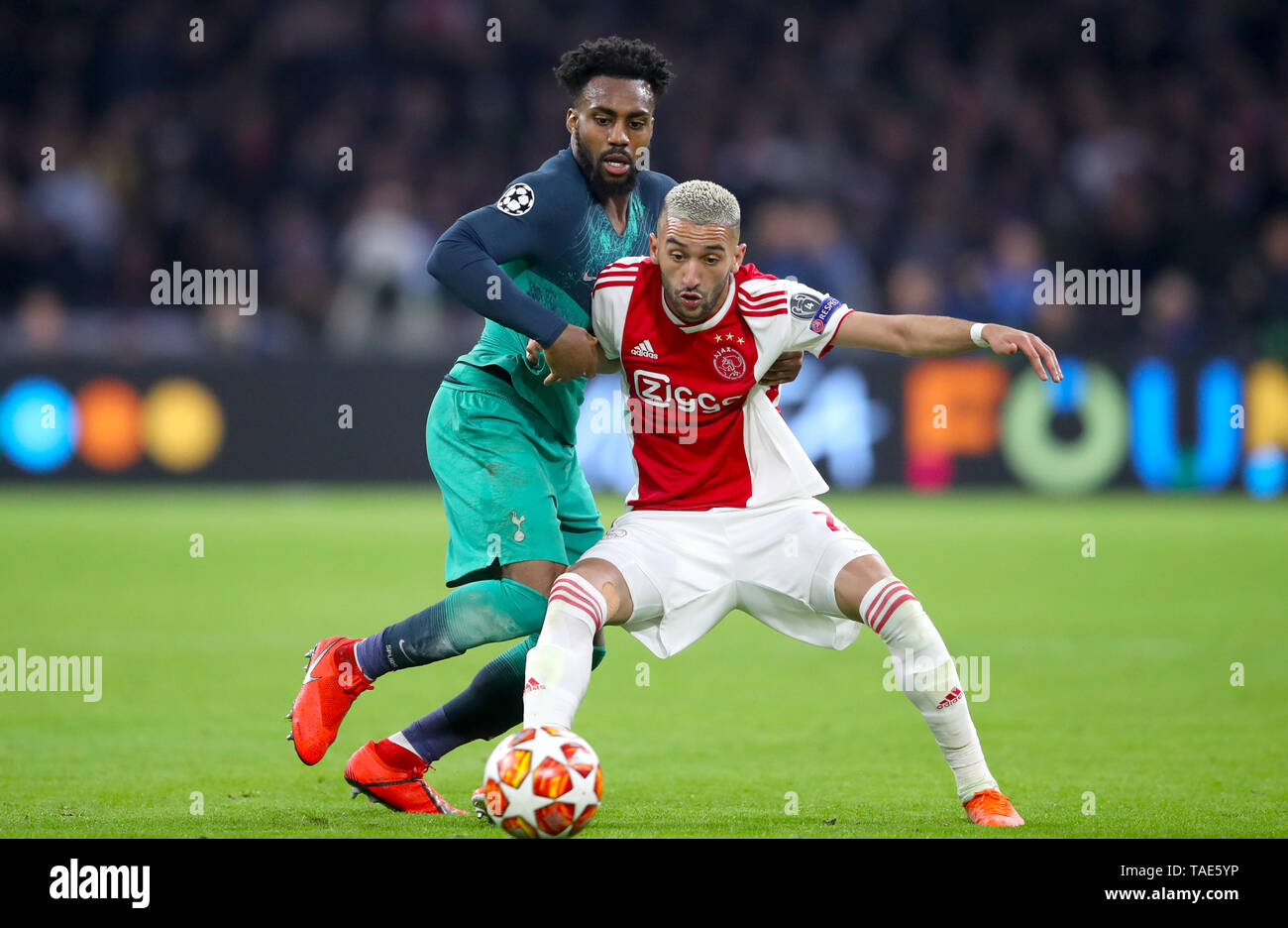 Tottenham Hotspur's Danny Rose (sinistra) e dell'Ajax Hakim Ziyech Foto Stock