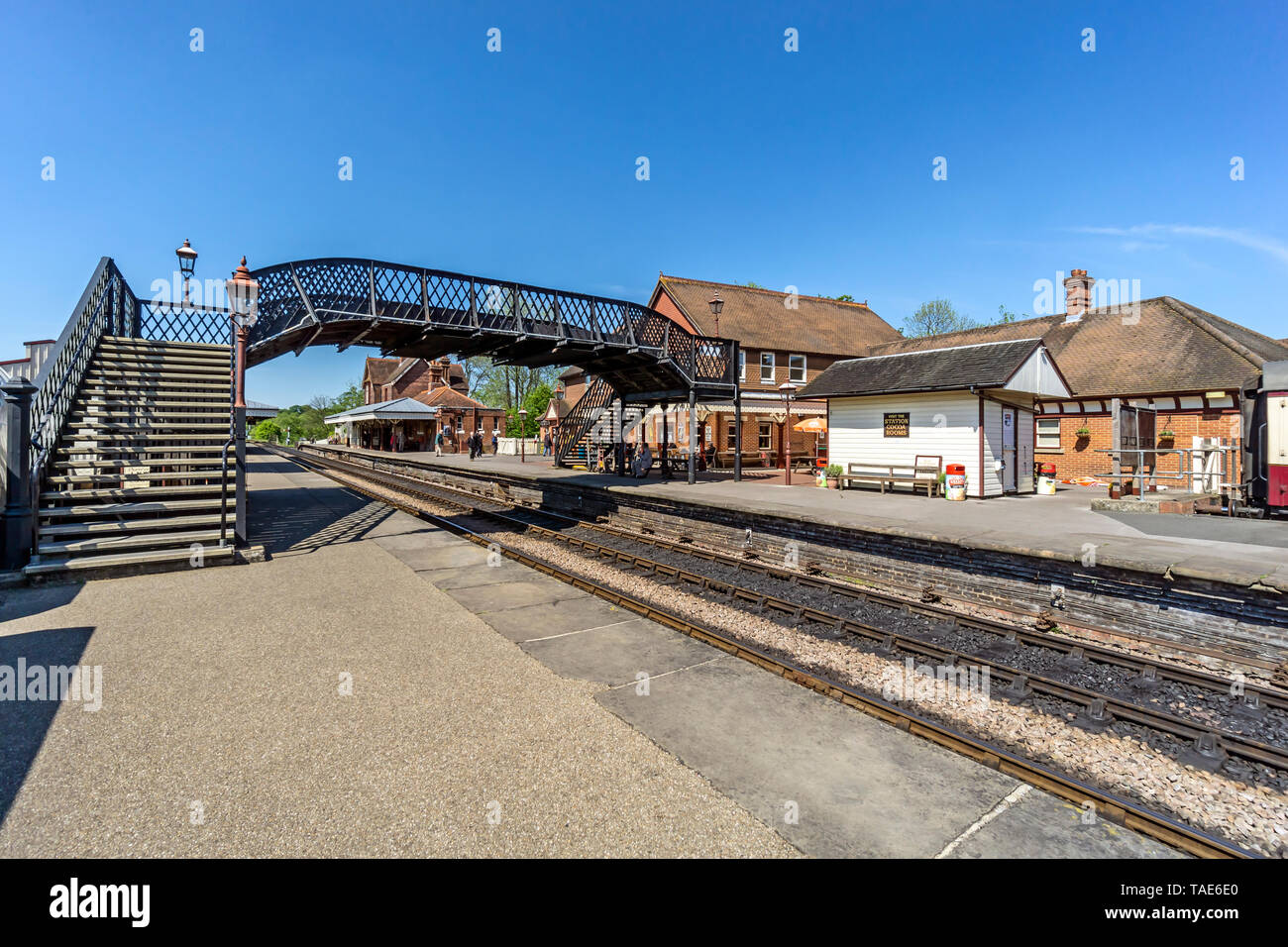 La stazione ferroviaria edificio e oltre il ponte presso la ferrovia Bluebell a Sheffield Park Station in East Surrey in Inghilterra REGNO UNITO Foto Stock