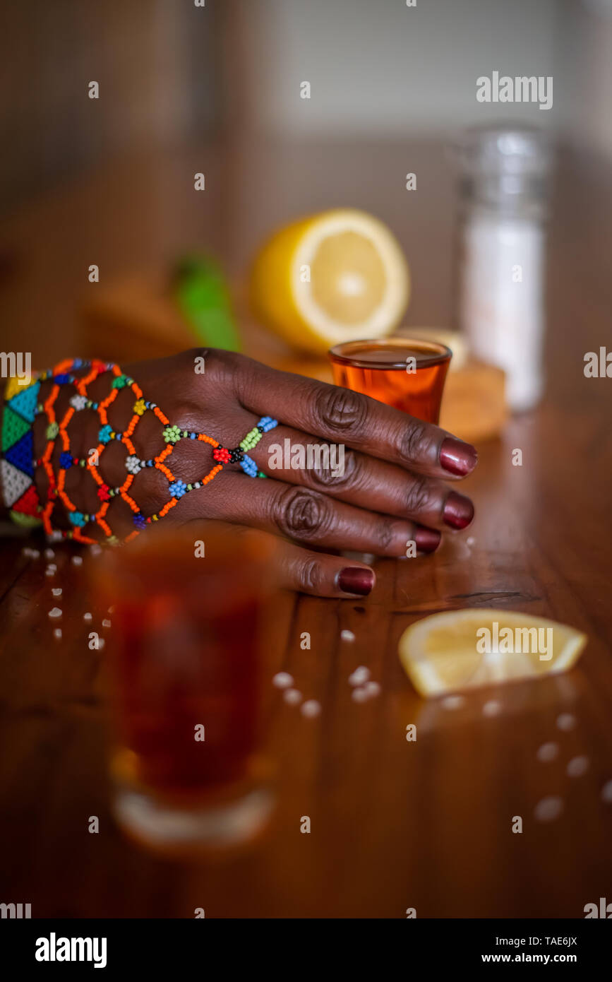 Rompere i bicchierini, sale e limone, barman, è tempo di sparatutto Foto Stock