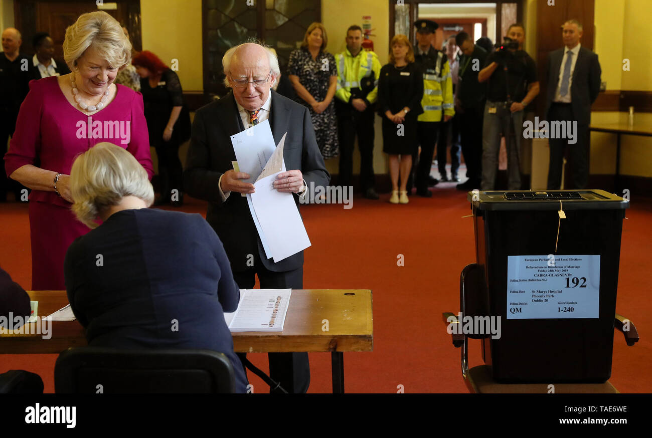 Presidente Michael D. Higgins e sua moglie Sabina ricevere le loro schede elettorali presso la St. Mary s Hospital di Phoenix Park di Dublino, come persone in tutta la Repubblica di Irlanda andare alle urne a votare alle elezioni europee e locali insieme con il referendum in Irlanda il divorzio. Foto Stock