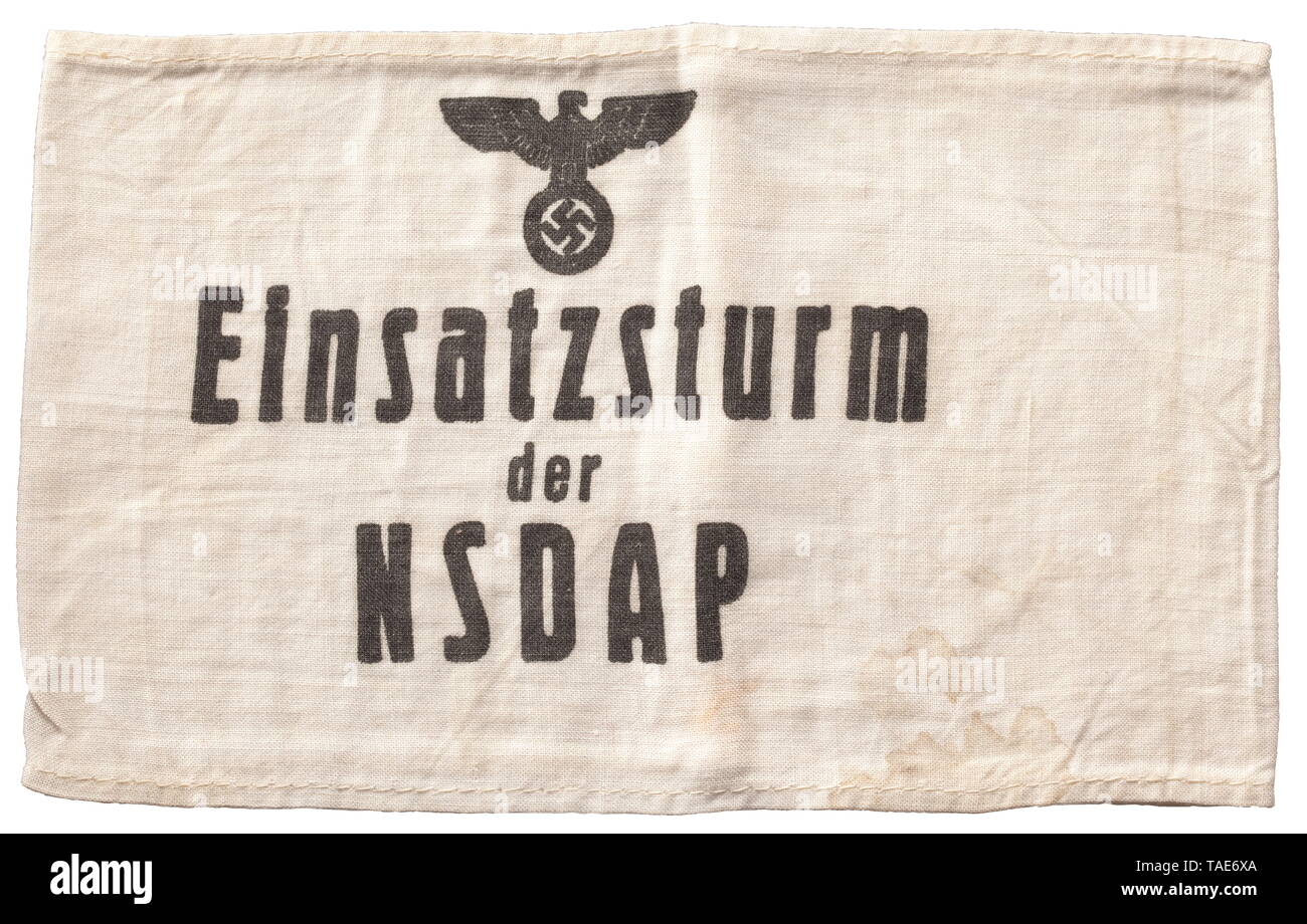 Un bracciale 'Einsatzsturm der NSDAP' Armbinde weisse mit schwarz gedrucktem Hoheitsadler über dreizeiliger, lateinischer Aufschrift. storica, storica del xx secolo, Editorial-Use-solo Foto Stock