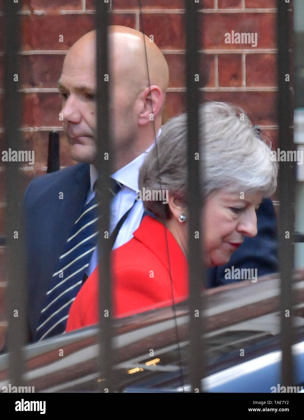 Il primo ministro Theresa Maggio lascia Downing Street a Londra, dopo che lei ha annunciato sta in piedi in giù come Tory leader del partito venerdì 7 giugno. Foto Stock