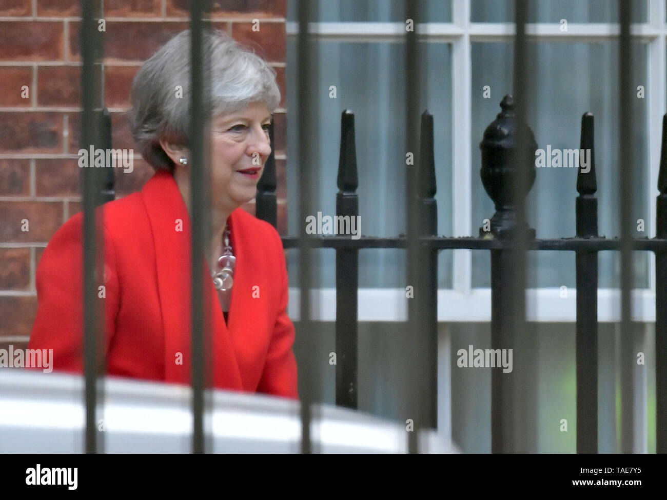 Il primo ministro Theresa Maggio lascia Downing Street a Londra, dopo che lei ha annunciato sta in piedi in giù come Tory leader del partito venerdì 7 giugno. Foto Stock
