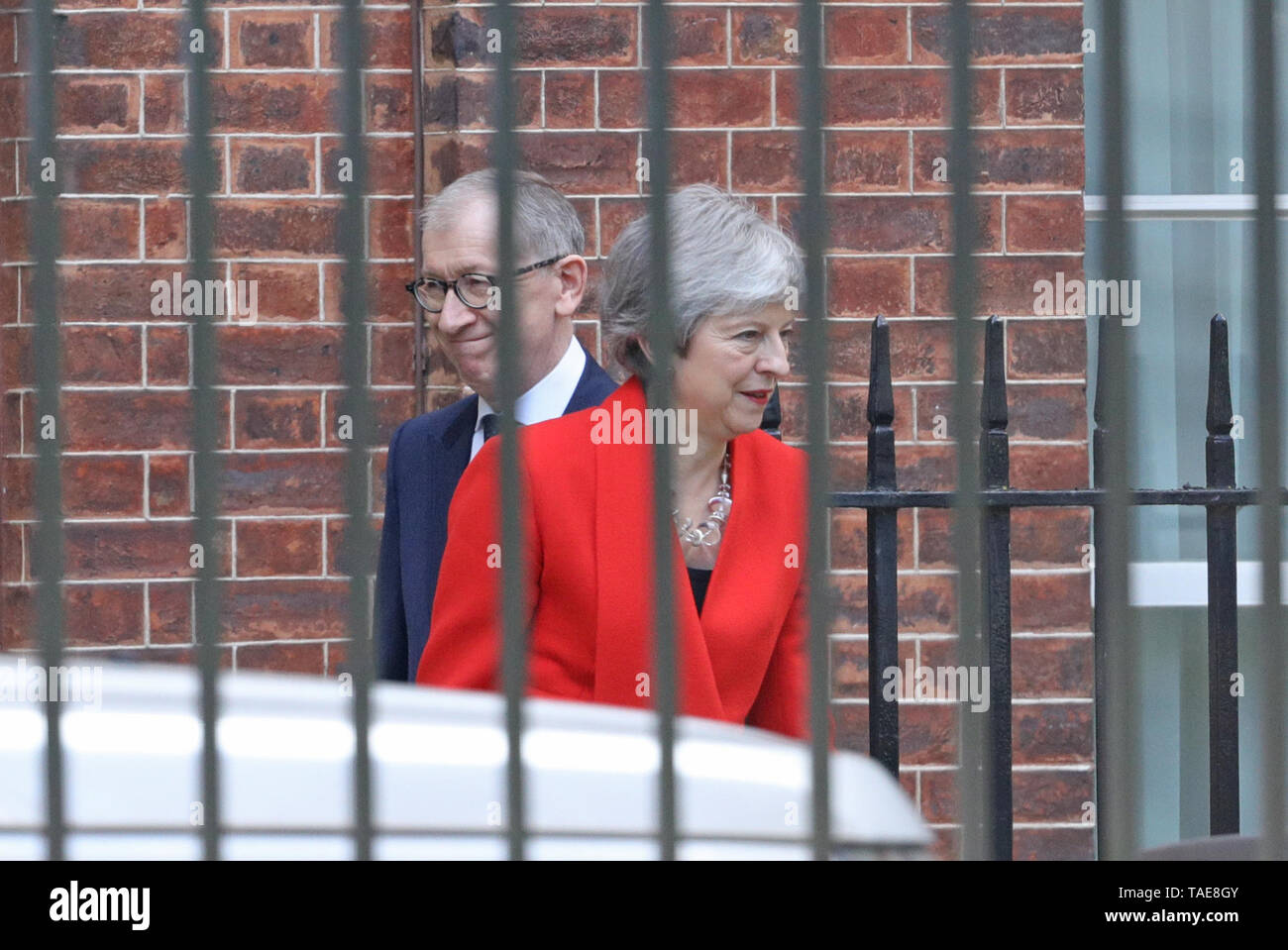 Il primo ministro Theresa Maggio lascia Downing Street a Londra il suo marito Filippo, dopo che ella ha annunciato sta in piedi in giù come Tory leader del partito venerdì 7 giugno. Foto Stock
