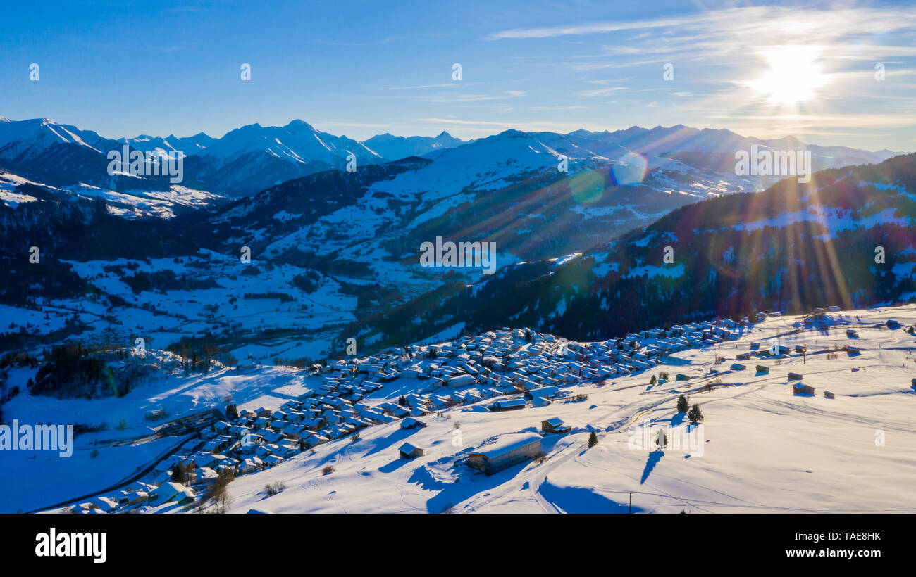 Vista aerea di un villaggio in inverno in Svizzera Laax. Paesaggio invernale. Sole splendente. Il concetto di libertà e di solitudine Foto Stock