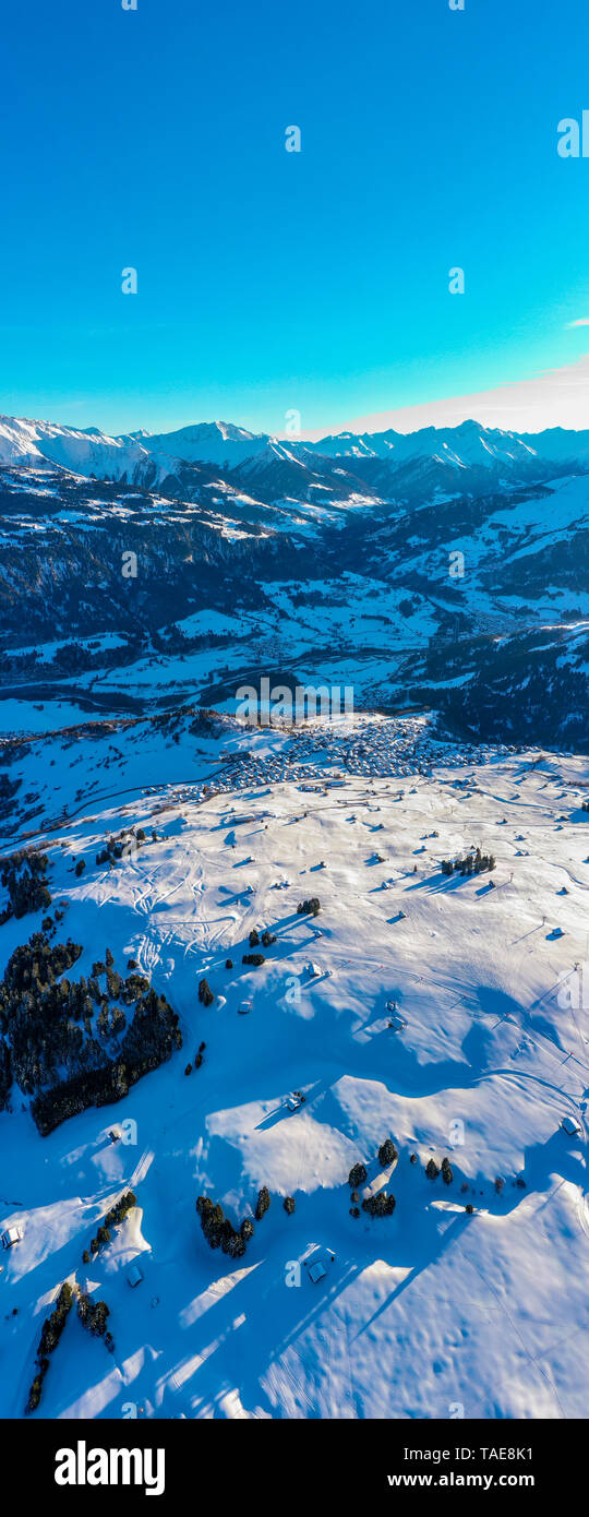 Vista aerea del townwith coperta di neve tetti. Villaggio in Svizzera in inverno con un sacco di neve. Laax Foto Stock