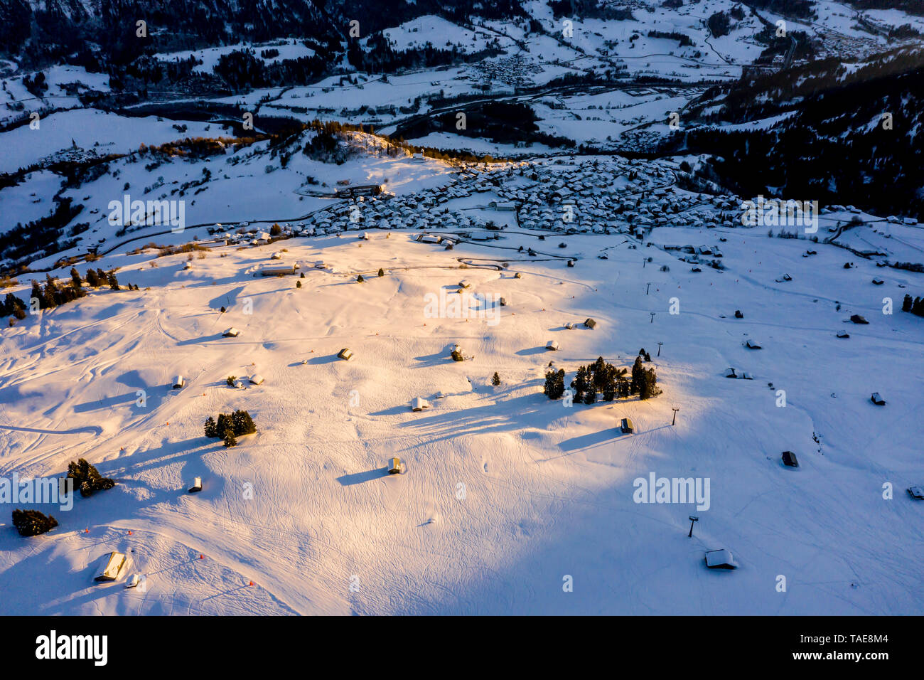 Vista aerea del townwith coperta di neve tetti. Villaggio in Svizzera in inverno con un sacco di neve. Laax Foto Stock