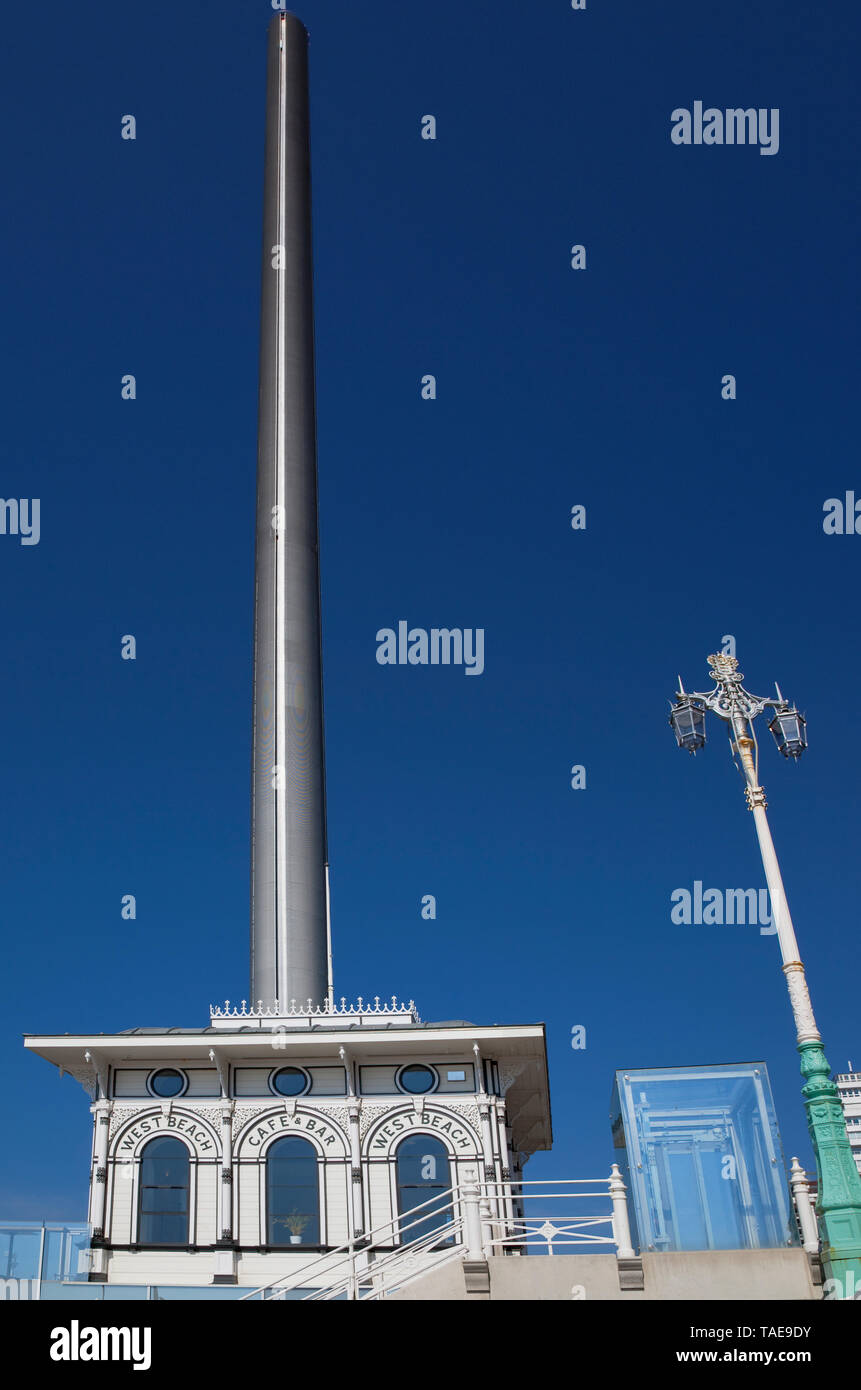 Inghilterra, East Sussex, Brighton, acciaio i360 torre di osservazione sul lungomare. Foto Stock