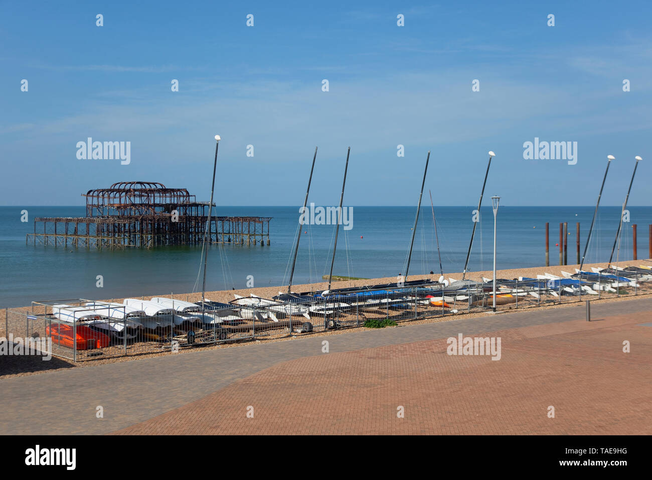 Inghilterra, East Sussex, Brighton, acciaio rovine del vecchio molo Ovest sul lungomare. Foto Stock