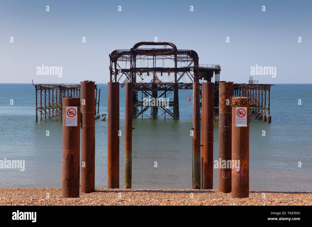 Inghilterra, East Sussex, Brighton, acciaio rovine del vecchio molo Ovest sul lungomare. Foto Stock