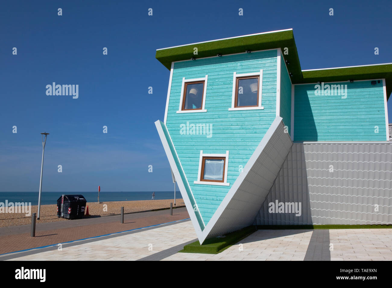 Inghilterra, East Sussex, Brighton Upside down house attrazione turistica sul lungomare. Foto Stock